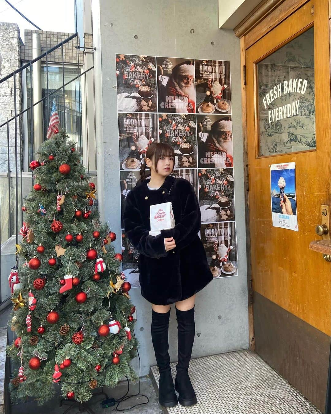 中村真凜さんのインスタグラム写真 - (中村真凜Instagram)「もう明日から１２月だね🎄 ・ @cherimi_official のファーアウターがもこもこで 手触り良くてお気に入りっ🥹❤︎ @grl_official のニーハイブーツ最近ゲットしたんやけど 脚盛れすぎてこの冬たくさん愛用決定🫶🏻 ・ #grl #grl購入品 #グレイル #グレイル購入品  #cherimi #シェリミー #ニーハイブーツ #冬コーデ」11月30日 19時56分 - marimero1121