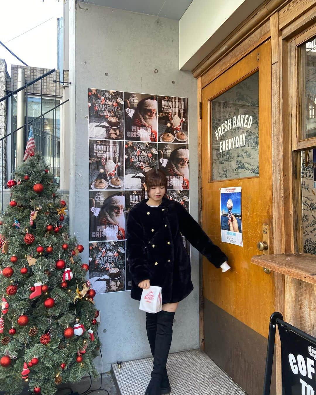 中村真凜さんのインスタグラム写真 - (中村真凜Instagram)「もう明日から１２月だね🎄 ・ @cherimi_official のファーアウターがもこもこで 手触り良くてお気に入りっ🥹❤︎ @grl_official のニーハイブーツ最近ゲットしたんやけど 脚盛れすぎてこの冬たくさん愛用決定🫶🏻 ・ #grl #grl購入品 #グレイル #グレイル購入品  #cherimi #シェリミー #ニーハイブーツ #冬コーデ」11月30日 19時56分 - marimero1121