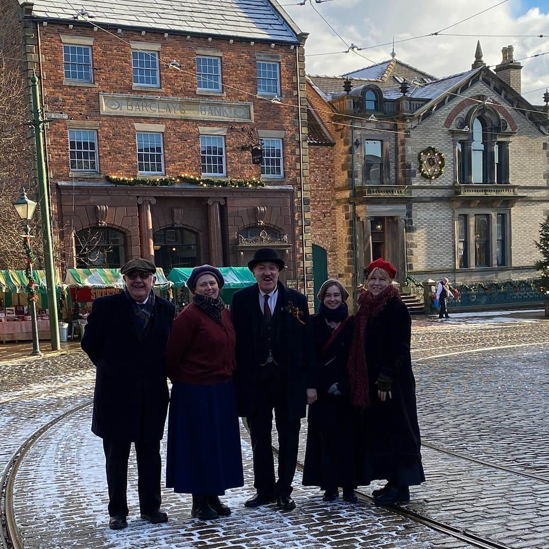 ベーミッシュ美術館のインスタグラム：「❄️It's definitely a woolly hat and scarf kind of day in our 1900s Town, make sure you wrap up warm when you visit us! 🧣   We’ve been working hard to keep paths clear and gritted, however please be aware in the current cold weather some areas of the museum may be slippery.   What did the wool hat say to the scarf? You hang around while I go on a-head!  #beamish #frosty #snow #joke」