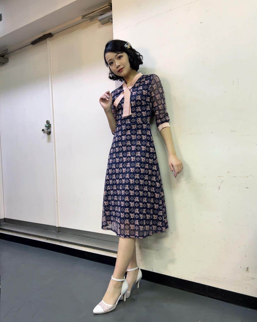 田中梨瑚さんのインスタグラム写真 - (田中梨瑚Instagram)「・  デイジーのLOOKBOOK👗👒  巷の噂によると、classicチームとmodernチーム合わせても最多衣装替え数らしくて。 その数、7回。 確かに1人の役にしては着替えたな〜と🥹 でも全部可愛くて。普段着ないような素敵なお衣装ばかりで。 皆様にもお見せしたかったのです… どうか、見納めください😌  余談ですが、今回ネイルを褒められることも多々… デイジーのお花をイメージした薬指🌼 今回どのお衣装にも似合う私の好きなラベンダーカラー💜(分かりずらいけど、キラキラ入ってて可愛いの) そして、ちょっとした私のこだわりですが、、、 金色を基調としたギャツビー邸に比べ、ブキャナン邸は銀色を基調としていると演出の野口さんが仰っていたので、 人差し指はギラギラのシルバーラメ✨ そんなデイジーのネイル事情でした💅   #ギャツビー2023  #アレステ #グレートギャツビー   #gatsby  #greatgatsby  #華麗なるギャツビー   #デイジー  #デイジーブキャナン  #daisy  #daisybuchanan」11月30日 19時57分 - riko_2768