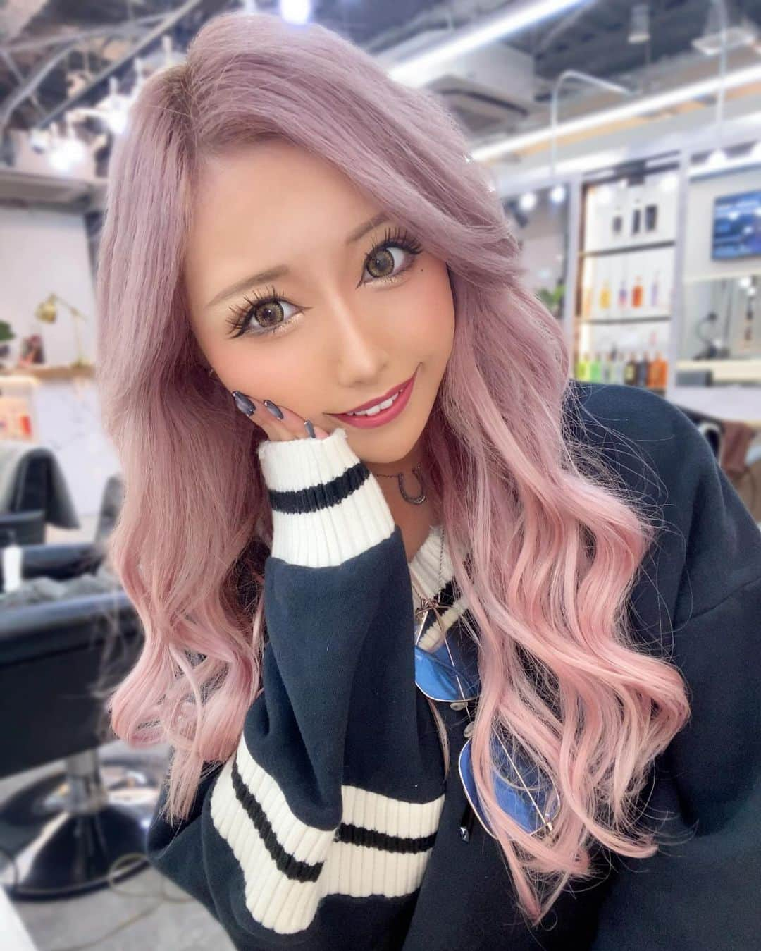 Yukariのインスタグラム：「💜 💜 💜 おつかれさまもくよーび🦥🌙💫 帰り寒すぎて震えながら帰ってきた🫨 寒いのは寒いでイヤだよね₍ ᐢ- -ᐢ ₎· . おピンクヘアすーーーごい好評だから 毎回うれしい☺️💗ヘアアレンジも 楽しいし映えるんよね〰️🧏🏼‍♀️🎀🎶 . 冬休みとか年末年始とかでイメチェン🔄 考えてる方はぜひぜひ！LAPIS千葉店に 行ってみてくださいっ🤩🙌🏽🌈✨ . もちろん担当は伯馬さんで👱🏽‍♂️✂️ ▶︎▶︎ @lapis.hakuma )) 想像こえた可愛さになるよん🥹⤴︎⤴︎ . . ━━━━━━━━━━━━━━━ ✂️LAPIS(ラピス) 千葉店 担当：伯馬(はくま)さん ▷▷ @lapis.hakuma )) 📍 〒260-0015  千葉県千葉市中央区富士見2丁目4-13 大昌ビル 3-B ━━━━━━━━━━━━━━━ . . #lapis #ラピス  #千葉  #千葉駅美容室  #千葉美容院  #千葉駅  #ヘアスタイル  #ヘアアレンジ  #ライブヘア  #イベントヘア  #ハイトーンカラー  #ピンクカラー  #ピンクヘアー  #ブリーチカラー  #ギャル  #ぎゃる  #ぎゃう  #ギャルメイク  #ギャルしか勝たん  #巻き髪アレンジ #派手髪女子  #派手髪  #派手髪さんと繋がりたい  #派手髪協会  #kawaii  #pinkhair  #gal #gyaru」