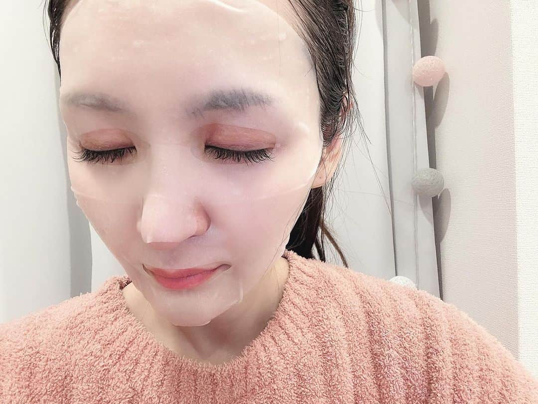 藤後 沙織 とうごさおりさんのインスタグラム写真 - (藤後 沙織 とうごさおりInstagram)「この時期になっても意外と日差しが強い🥹 滋賀旅行でずーっと外にいたので、 たっぷり日差しを浴びた結果……顔に赤みがでてしまいました。。  肌トラブルがあるときこそおすすめな @alface_lohas のセンシティブマスクにてケア。 大幅にパッケージがリニューアルしたのと共に、成分がパワーアップしたみたい！ CICA×ドクダミエキスで1日頑張ったお肌をヒーリングできるよ。 ドクダミエキスは、ほてりを取る効果があるので、夏やお風呂上がり、ニキビ・肌荒れ中におすすめ。 今回の赤みにもいい仕事をしてくれました👏 お肌にフィットしやすいマスクの質感も好き。 美容成分がひたひたに染み込んでるので、途中で端っこがめくれてくることもなかったです◎  肌荒れのときに使用すると鎮静されるので、おうちにストックしておきたい…💓  #PR #オルフェス #ALFACE #シートマスク #オルフェスリニューアル #シンオルフェス#ゆらぎ肌#鎮静マスク#シカ#ドクダミエキス#肌荒れ#肌荒れ改善 #肌荒れケア#cica#フェイスマスク#美肌ケア #美肌効果」11月30日 19時59分 - saori_togo