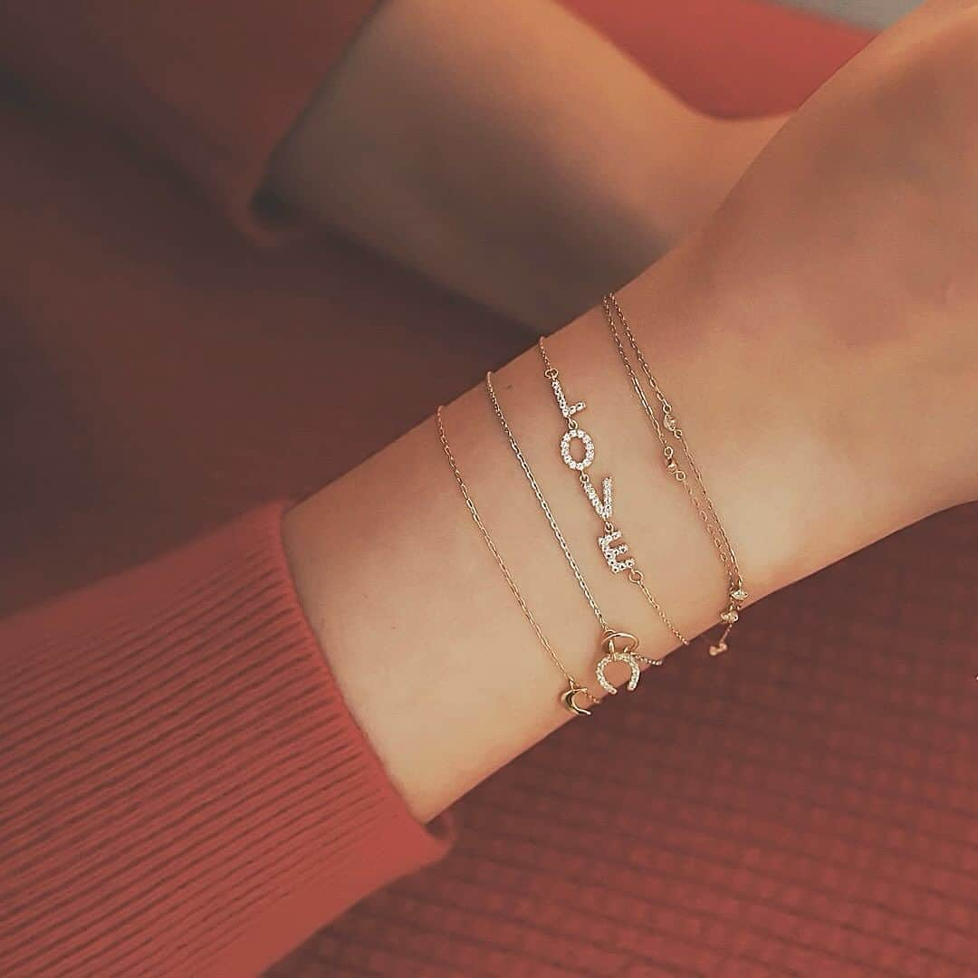 Enasolunaのインスタグラム：「New Arrivals “First love bracelet” 2023.12.2 sat 8pm  LOVEの文字が縦に並んだブレスレット。 文字の上にホワイトトパーズを贅沢にあしらい エンドパーツにはハートモチーフをセットしました🤍  華奢なチェーンながらも煌めきを放ち どの角度からみても愛らしいデザインに。  袖からさり気なく見える輝きが 気分を盛り上げてくれるアイテムです！  ”First love”シリーズはネックレス・ブレスレット・ピアスにて展開いたします。 LOVEの文字が女心をくすぐる、心ときめくシリーズです。  2023.12.2 sat 20:00よりオンラインストアにて発売！ そして、福岡の岩田屋で開催中のPOP UPでは先行発売中です。  ■POP  UP STORE at 岩田屋 11/29（水）～12/5（火） 〒810-8680　福岡市中央区天神2丁目5番35号 岩田屋本店新館1階アクセサリー プロモーションスペース  #enasoluna #エナソルーナ #firstlove #love #bracelet #whitetopaz #jewelry #ファーストラブ #ブレスレット #ジュエリー #福岡岩田屋 #岩田屋」