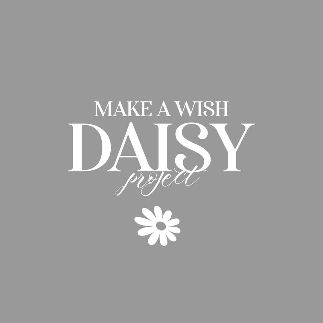 RINA（鈴木理菜）のインスタグラム：「【大切なお知らせ】  この度、MAKE A WISH DAISY PROJECTは2023年分の寄付が完了する来年の春に、活動を終えることとなりました。  コロナ禍をきっかけにスタートしたこのプロジェクトでしたが、この3年間で世界の状況や私たちの生活、価値観にも大きな変化がありました。  DAISY PROJECTは、RINA / Seina そして、同じ熱量でサポートしてくれている女性スタッフの3人で運営してきました。  RINAはバンド活動18年目を迎え、今後の生き方や人生の進め方を改めて考えるタームにも入りました。 Seinaは、去年モデルとして8ヶ月間の海外進出を経験し、仕事や生活拠点にも変化がありました。そして、女性スタッフはこの間に結婚/出産を経験し、子育てをしながらリモートで協力してくれる形になっていました。  このプロジェクトで経験できた全てのことは、私たちにとって大きな学びになりました。 隅々まで妥協なく、愛情を込めて活動して来られたと思います。 片親家庭や女性が生きやすくなるために自分たちができることを続けたい気持ちは変わらないので、この経験を活かして、今後はそれぞれに子育て/女性支援に関しての発信などが出来たらと思っています。  このプロジェクトに協力してくださった皆さま、一緒に楽しんでくださり本当にありがとうございました。  共感や応援のお声が私達の日々の活力になっていました。皆さんの生活の中にDAISYのアイテムを加えて頂けたこと、とても嬉しく思います。  最後に、12/1〜12/20 の期間 "DAISY HOLIDAY SALE" を行います。 ラストスパート、皆さんと楽しくこのプロジェクトを盛り上げたいと思っていますので、ご協力どうぞよろしくお願い致します。  RINA / Seina」