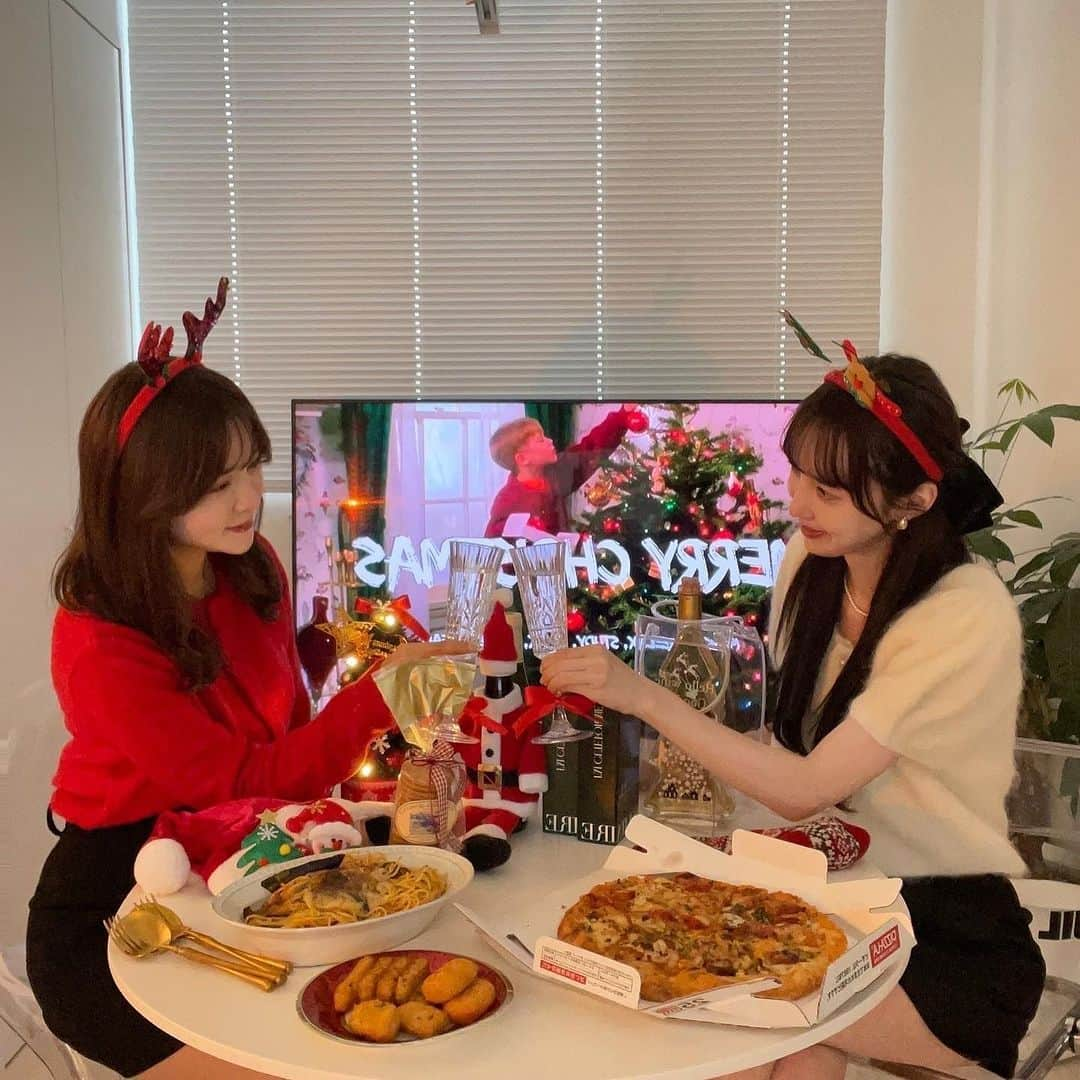 PATRA magazineさんのインスタグラム写真 - (PATRA magazineInstagram)「【もうこんな時期♥参考にしたいクリスマスパーティー🎄🎅】  もうそろそろクリスマスを意識する季節に⛄️  お洒落さんたちのクリスマスフードや装飾を参考にしてみてね🎁✨  ＼ thank you 🦢 ／ @moepanman3282 / @senaaaa0309 @k0001112 / @ren.eclair @mgmilk___ / @akeeey95 @kinkinkin00  今みんなの中で流行っている事やアイテムがあれば @patra__jp をタグ付けしてぜひ教えてね🔔  皆さんのすてきな投稿をぜひ紹介させてください！ . . #クリスマスパーティー #クリスマス #クリスマスコーデ」11月30日 20時00分 - patra__jp