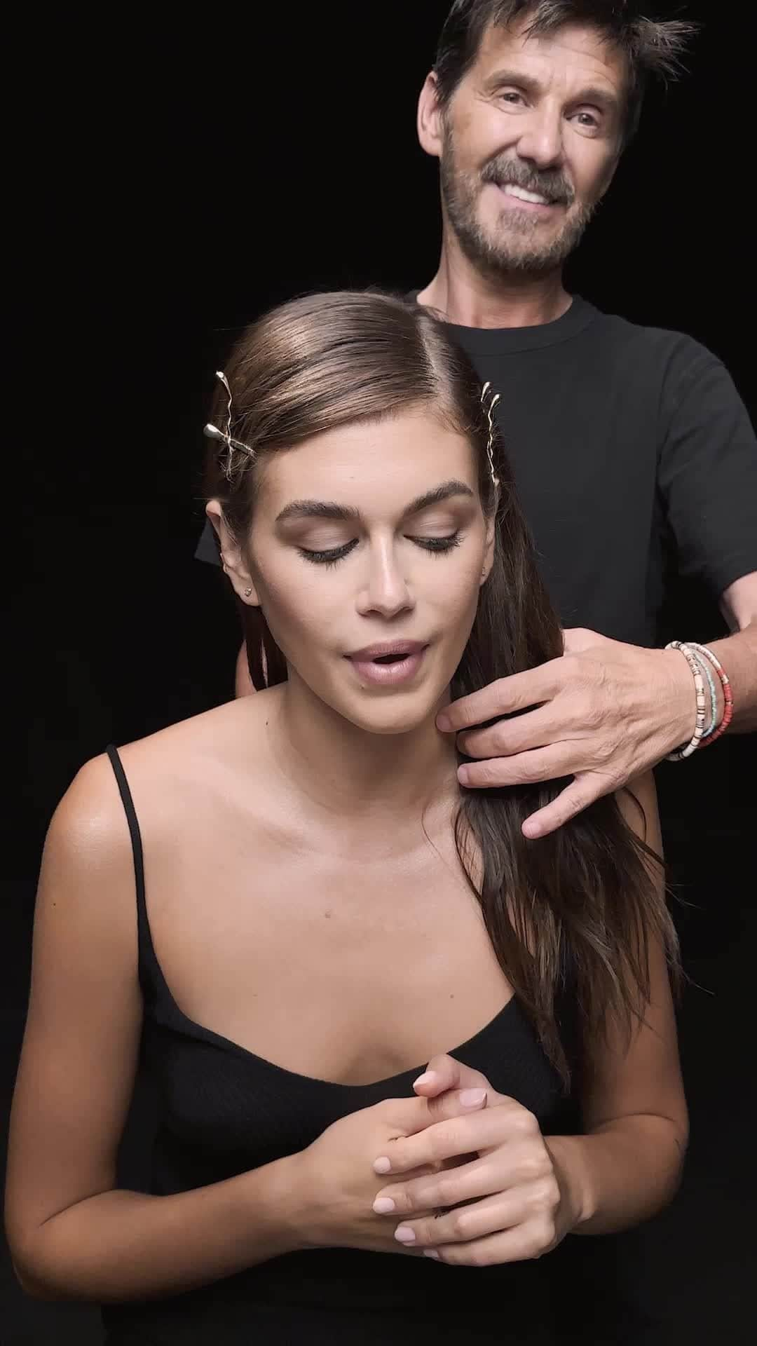 ZARAのインスタグラム：「“GLITTER IN GOLD, MAKE-UP FOR YOUR HAIR”. Designed with @guidopalau and starring @kaiagerber for the Holiday Season #zarahair #zara⁣ ⁣ Video: @rob_kassabian_films  Creative agency: @baronandbaron⁣ Hair Creative Director: @guidopalau⁣ Make up: @iamjamalscott⁣ Casting Director: Ashley Brokaw @ashleybrokaw⁣ Stylist: @zhangylily  Manicurist: @lollykoonnails  Production:@prodn_artandcommerce⁣」