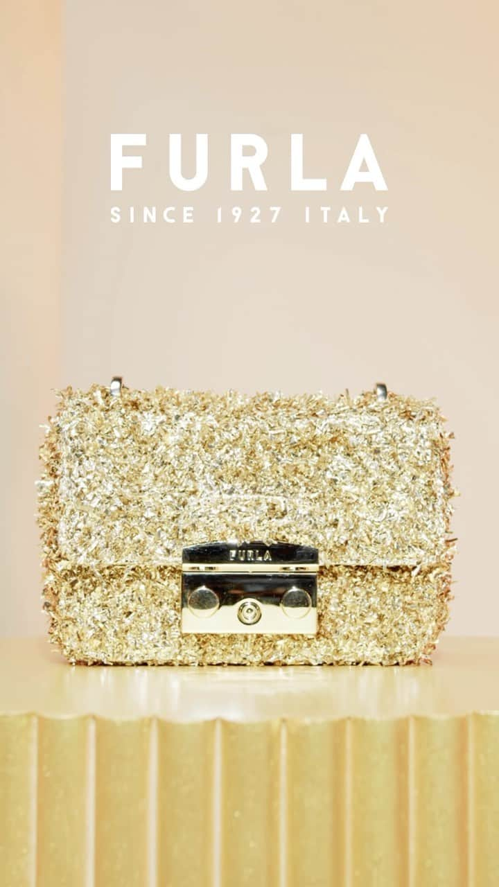 フルラのインスタグラム：「Light as ℒ𝓊𝒸𝑒 but also light as ℒ𝑒𝑔𝑔𝑒𝓇𝑜 and ℒ𝑒𝑔𝑔𝑒𝓇𝑒𝓏𝓏𝒶. Uplift the style spirits with Furla Metropolis.   #ItalybyFurla #FurlaCruise24」