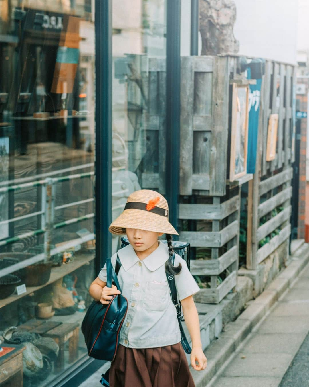 FUJIFILM INDONESIAのインスタグラム：「Fotografer @danielmardjuadi mengeksplorasi melalui kawasan Daikanyama di Jepang. Sebuah oase dan kawasan yang ramah untuk penghuni dan anak bulu mereka, kawasan ini semacam catwalk bagi penghuni dan anabul-nya setiap hari.  Keadaan tenang dan harmonis dari tempat ini, bersama dengan keberagaman penduduknya, diabadikan dengan sederhana oleh @danielmardjuadi, melalui rekaman dari Fujifilm X-H2s. Hasilnya adalah kolase indah foto-foto sehari-hari, memancarkan nada warna lembut dan ketenangan, menggambarkan kehidupan sehari-hari yang dama#fujifilmindonesia   Captured by @danielmardjuadi Using Fujifilm X-H2s  #XH2S #XH2S_id #Fujifilm_id #FujifilmIndonesia」