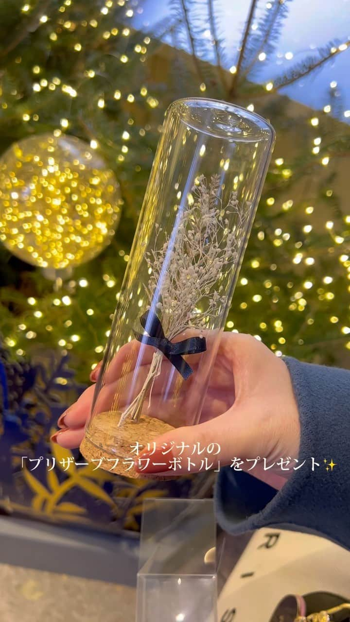 ４℃ / ヨンドシーのインスタグラム：「≪４℃ 銀座本店≫  クリスマスコレクションの世界観を表現した４℃ 銀座本店にて、12/1(金)より「Special 10days Fair」を開催いたします。  旗艦店ならではの体験をしに、ぜひお越しくださいませ。 　 　 ■開催期間 12/1(金)〜12/10(日)  ■フェア詳細 期間中にファッションジュエリーをお買い上げのお客様へ、オリジナルの「プリザーブドフラワーボトル」をプレゼント。  ※数に限りがございます。なくなり次第終了とさせていただきますので、予めご了承ください。 　 　 みなさまのご来店を心よりお待ちしております。　 　 　 #ヨンドシー #銀座本店 #限定ジュエリー #ジュエリー #jewelry #present #gift #fashion #fashionjewelry #fashion #fashionjewelry」