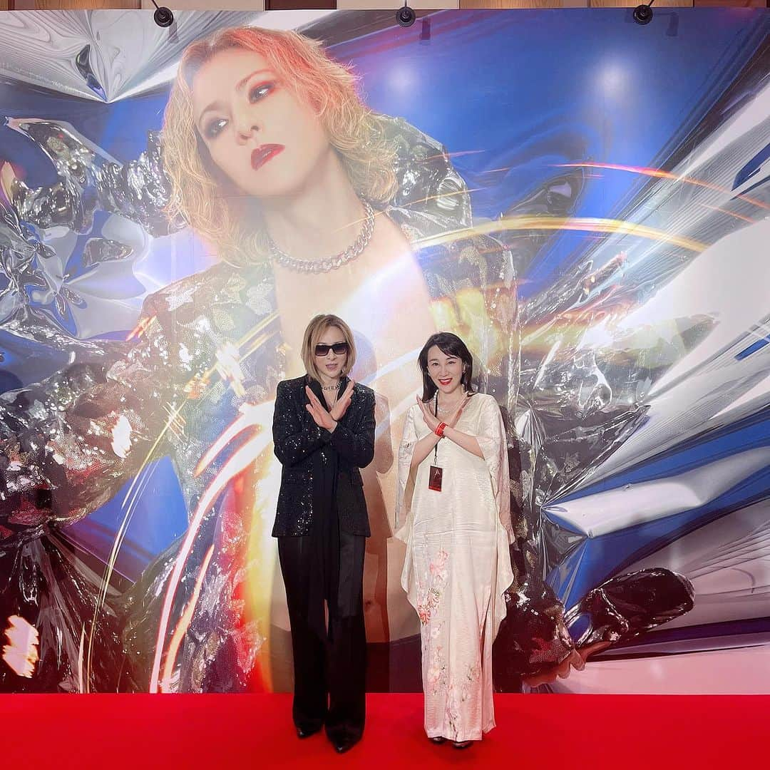 唐沢菜々江のインスタグラム：「YOSHIKIさんと📸  今年も残り1ヶ月と少しですね❣️  今年の思い出は夏にYOSHIKIさんのディナーショーに行きました😍✨  ショーは本当に本当に素晴らしくて、感動😭❣️ 来ていたファンみなさんが泣いていました😭😭✨  YOSHIKIさんはとっても気さくに話してくださって、写真も撮っていただけて、とっても嬉しかったです✨  一生の宝物にします☺️🌹  #yoshiki #yoshikichannel #yoshikiofficial #ディナーショー #銀座クラブママ #ななえママ」