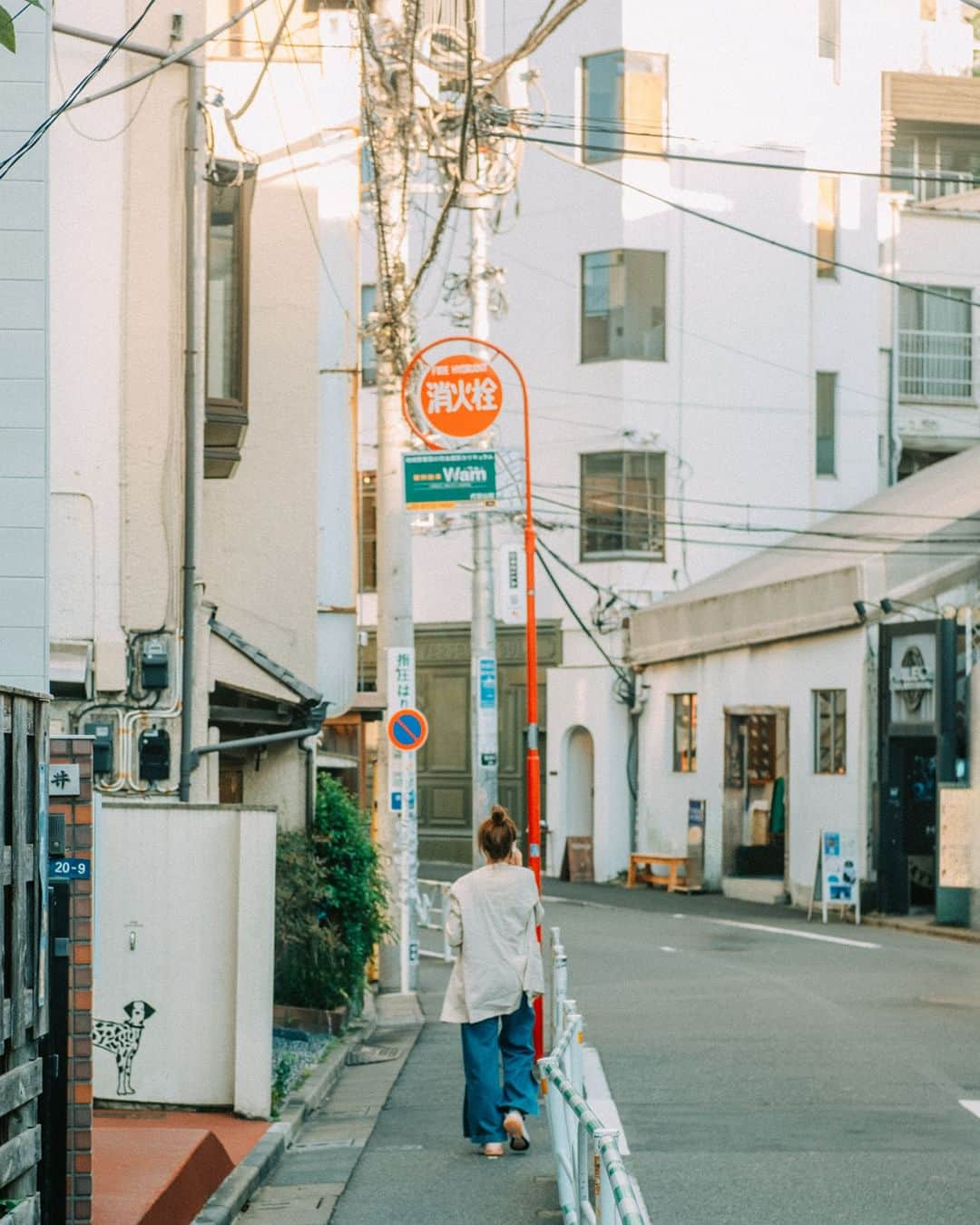 FUJIFILM INDONESIAさんのインスタグラム写真 - (FUJIFILM INDONESIAInstagram)「Fotografer @danielmardjuadi mengeksplorasi melalui kawasan Daikanyama di Jepang. Sebuah oase dan kawasan yang ramah untuk penghuni dan anak bulu mereka, kawasan ini semacam catwalk bagi penghuni dan anabul-nya setiap hari.  Keadaan tenang dan harmonis dari tempat ini, bersama dengan keberagaman penduduknya, diabadikan dengan sederhana oleh @danielmardjuadi, melalui rekaman dari Fujifilm X-H2s. Hasilnya adalah kolase indah foto-foto sehari-hari, memancarkan nada warna lembut dan ketenangan, menggambarkan kehidupan sehari-hari yang dama#fujifilmindonesia   Captured by @danielmardjuadi Using Fujifilm X-H2s  #XH2S #XH2S_id #Fujifilm_id #FujifilmIndonesia」11月30日 20時00分 - fujifilm_id