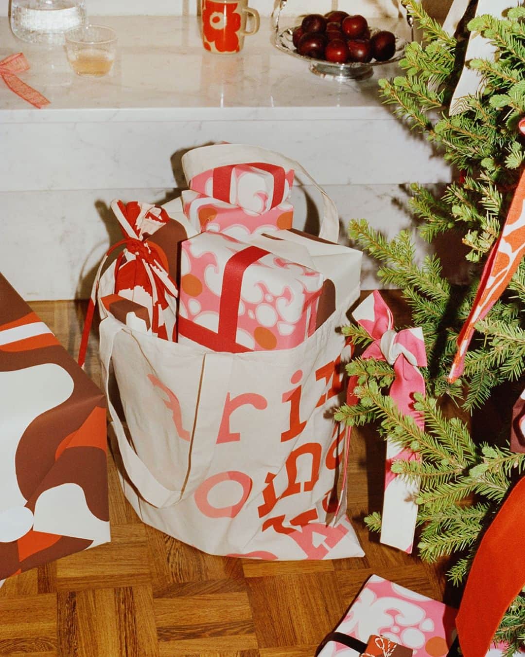 Marimekko Japanのインスタグラム：「A gift for you 12月1日(金)より、商品を税込16,500円以上ご購入の方に、マリメッコロゴ入りファブリックバッグをプレゼント。クリスマスギフトにおすすめのアイテムを、ファッションアイテムからホームコレクションまで多数ご用意しております。  #marimekko #marimekkofw23 #マリメッコ #マリメッコ愛 #北欧デザイン #フィンランド #フィンランドデザイン」