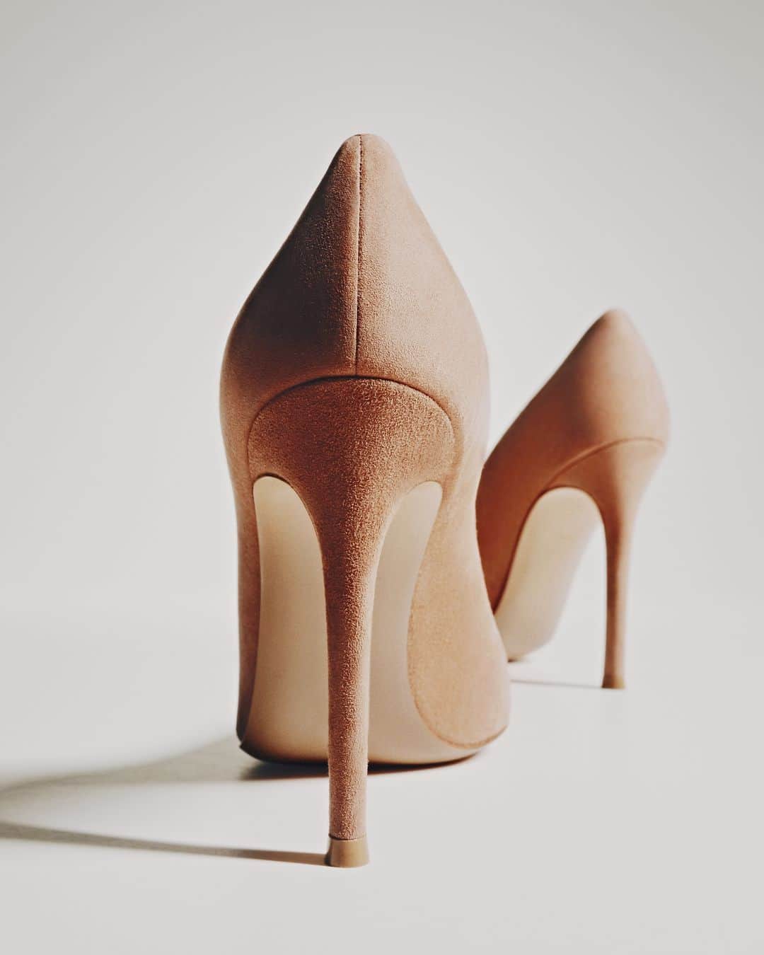 ジャンヴィートロッシのインスタグラム：「Simplicity is elegance. #GianvitoRossi」