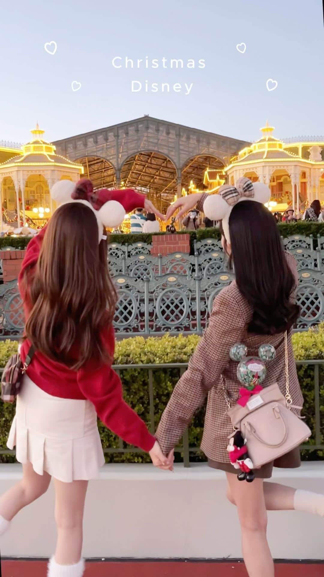 ayaのインスタグラム：「🎅🏻⛅️🦌🎪♡  𝘾𝙝𝙧𝙞𝙨𝙩𝙢𝙖𝙨 𝘿𝙞𝙨𝙣𝙚𝙮🎄  やっぱりクリスマスは行きたくなる🫶🏻♥️  #disneyland #tokyodisneyland  #disneybound #disneycode #zara #shein #grl #maisonmargiela #christmasdisney #クリスマスディズニー #ディズニーランド #ディズニーバウンド #ディズニーコーデ #シミラールックディズニー  #お揃いディズニー #夢の国 #夢が叶う場所 #夢がかなう場所 #ディズニーグッズ #クリスマスコーデ #ザラ #グレイル #シーイン #メゾンマルジェラ #5AC #ムートンブーツ #ミニーコーデ #ミニーカチューシャ #カチューシャ #ディズニーカチューシャ」