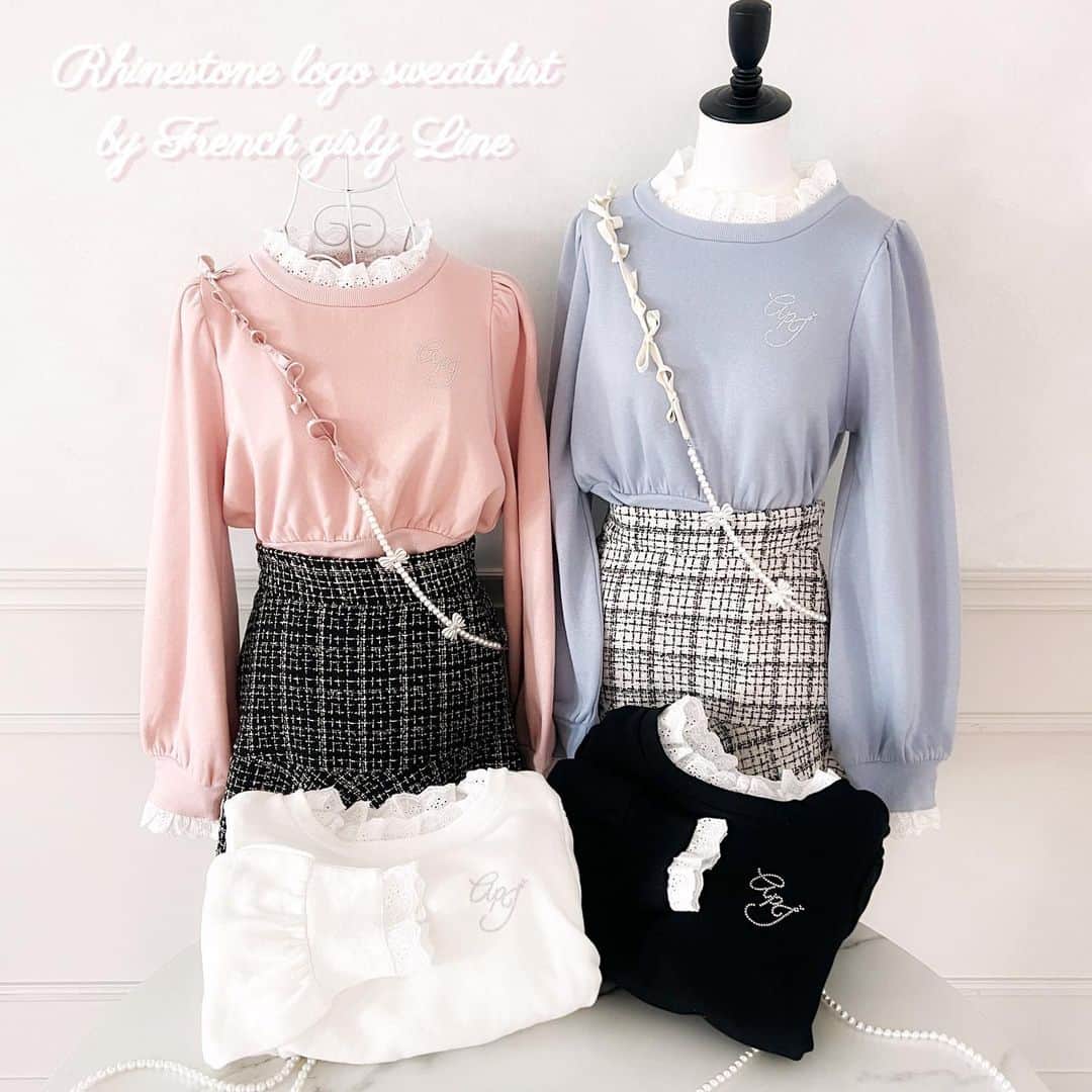 apres jour(アプレジュール) のインスタグラム：「【 '𝟐𝟑 𝐍𝐞𝐰 𝐋𝐢𝐧𝐞 🩰 𝐅𝐫𝐞𝐧𝐜𝐡 𝐠𝐢𝐫𝐥𝐲 𝐰𝐢𝐧𝐭𝐞𝐫 𝐋𝐎𝐎𝐊 🎀 】　 11/30(木) 21:00〜 ⁡ ◆きらきらライトストーンとレースフリルが可愛いガーリースウェット♡  ⁡ 胸元のロゴ刺繍はシルバーのライトストーンで作られたデザイン。 きらきら感が可愛らしい1枚となっております。  襟ぐりと袖口にはフリルレースが付いて一気にガーリーさが増すデザイン♡ 重ね着をせずともレイヤードしているようなスタイルが演出できます◎  お袖はパフ袖でボリューム感がしっかりと出るのも嬉しいポイント！  少々長めな丈感なので、インスタイル、アウトスタイルどちらでも着用が可能で すっきりと見せたい方はインスタイル、ゆるっと着たい方はアウトスタイルがおすすめです♪  ガーリー好きさんもカジュアルさんも着ていただけるアイテムです！  ⁡ #ラインストーンロゴスウェット 商品番号🔎985156 サイズ…F/XL ¥3,995(taxin) ⁡ ⁡ こちらの画像はインスタ用に加工しておりますので、カラーの雰囲気が実際の商品と異なる場合がございます。 商品ページにてカラーのご確認をお願い致します。 ⁡ #ZOZOでしか買えない #アプレジュール #アプレ部」
