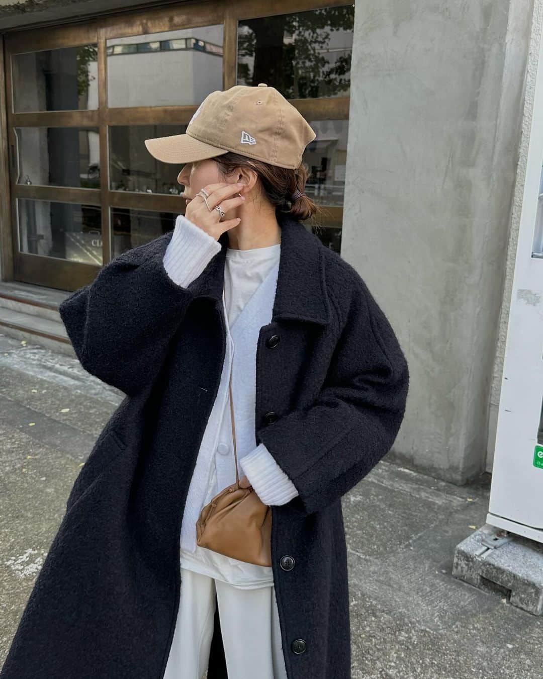 yuのインスタグラム：「ぐふふ♥︎ 袖を通すたびきゅーんなコート🥰 ・ #nae_bouclelongcoat #nae_careknitcardigan ・ ・ #ootd#nae#adidas#newera #bottegaveneta#nae_153cm #153cm#153cmコーデ #大人カジュアル#30代コーデ #ブークレコート#ウールコート #冬コーデ#シンプルコーデ #低身長コーデ#骨格ストレート」