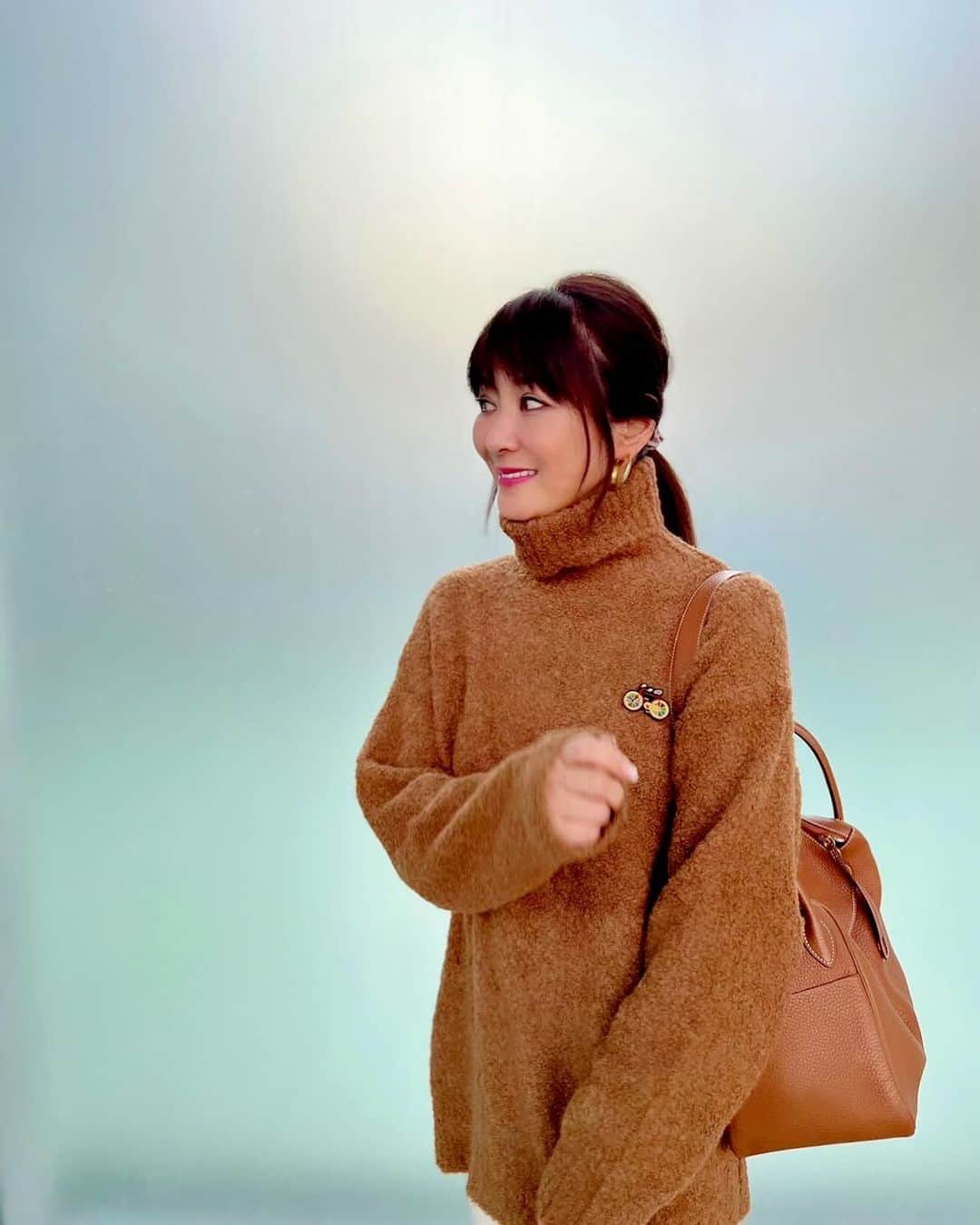 山田佳子のインスタグラム：「おニューのセーター🥰💕気分上がる⤴️ ⁡  #今日の1枚 #もこもこ  #セーター #おニュー #キャメル #白パンツ #毎日を楽しく #過ごしたい #アラカン女子 #11月30日」