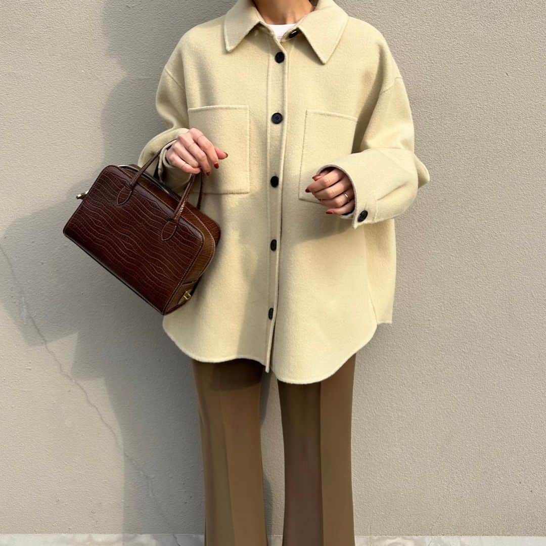 西村彩香のインスタグラム：「.  首から下だけの写真は だいたいすんっごい白目のやつ🤷‍♀️👀  outer @studiotomboy  pants @deuxiemeclasse  bag @toutyest  pierce @nyunyu_seoul」
