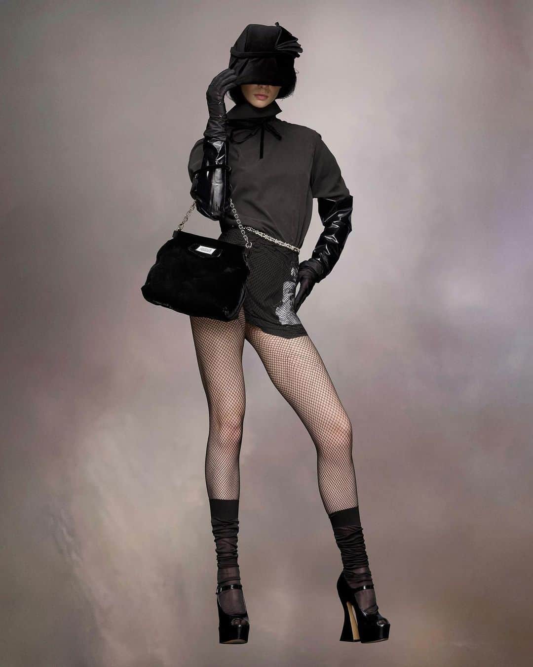 Maison Margielaさんのインスタグラム写真 - (Maison MargielaInstagram)「Interpreted in the finest supple velvet, the newest Glam Slam edition enhances the boudoir-esque quality of the existing design.  Glam Slam Velvet Classique Small #MaisonMargiela ‘Avant-Première’ Spring-Summer 2024」11月30日 20時04分 - maisonmargiela