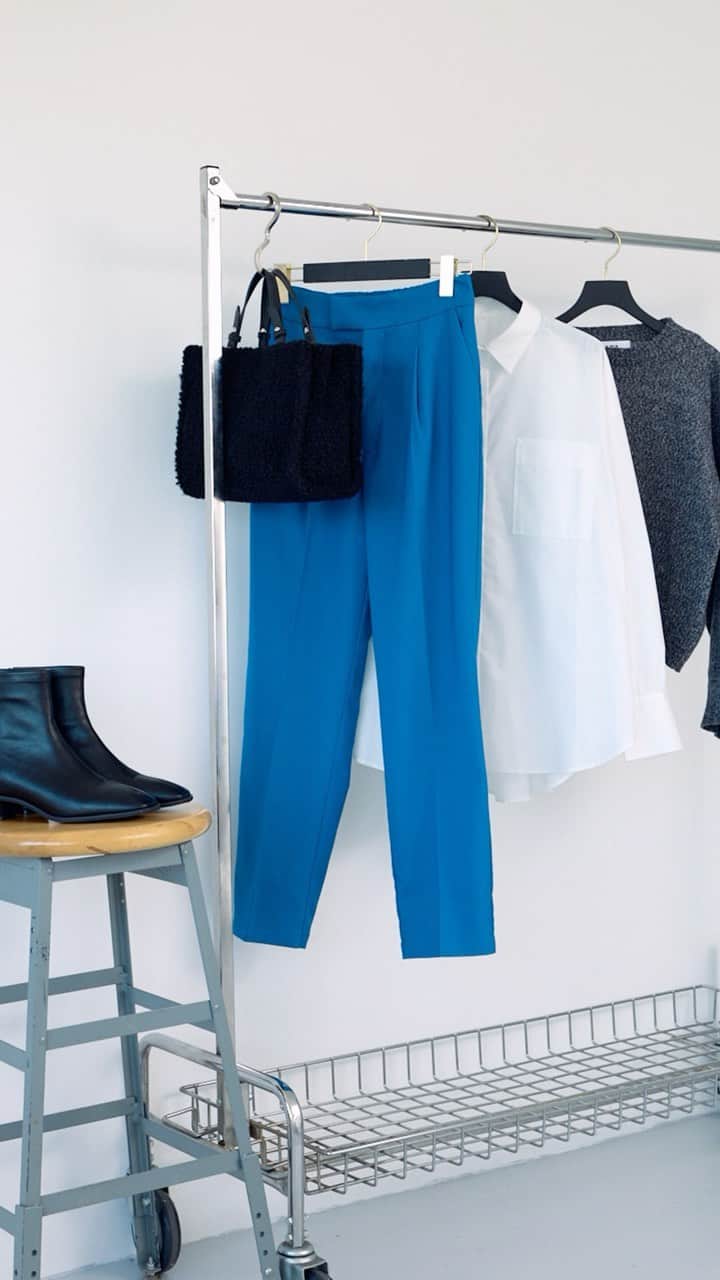 AZUL by moussyのインスタグラム：「『 AZUL Holiday 』 BLUE coordinate. ━━━━━━━━━━━━━━━━━━━ ◼︎ボタンスリーブクロップドニットトップス ¥3,490(in tax)  ◼︎ビッグシルエットシャツ ¥3,990(in tax)  ◼︎B-HEATヴィーナステーパードパンツ ¥4,990(in tax)  ◼︎ナローハンドルボアミニトートバッグ ¥4,790(in tax) ━━━━━━━━━━━━━━━━━━━ ▶︎商品情報は画像をタップorトップのURLからチェック！  #AZULBYMOUSSY #AZUL_23AW #クリスマスコーデ #デートコーデ #ヴィーナスパンツ」