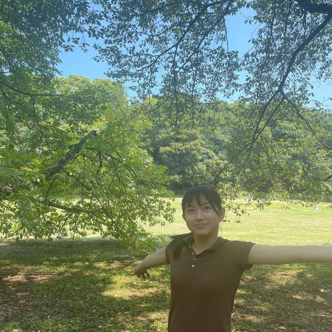 葉山さらのインスタグラム：「Negative Popオフショット🌿  #NegativePop #ネガティブポップ #ネガポ #真夏日の撮影でした #撮影の合間 #オフショット #緑がいっぱい #ジャーーンプ #公園 #葉山さら」