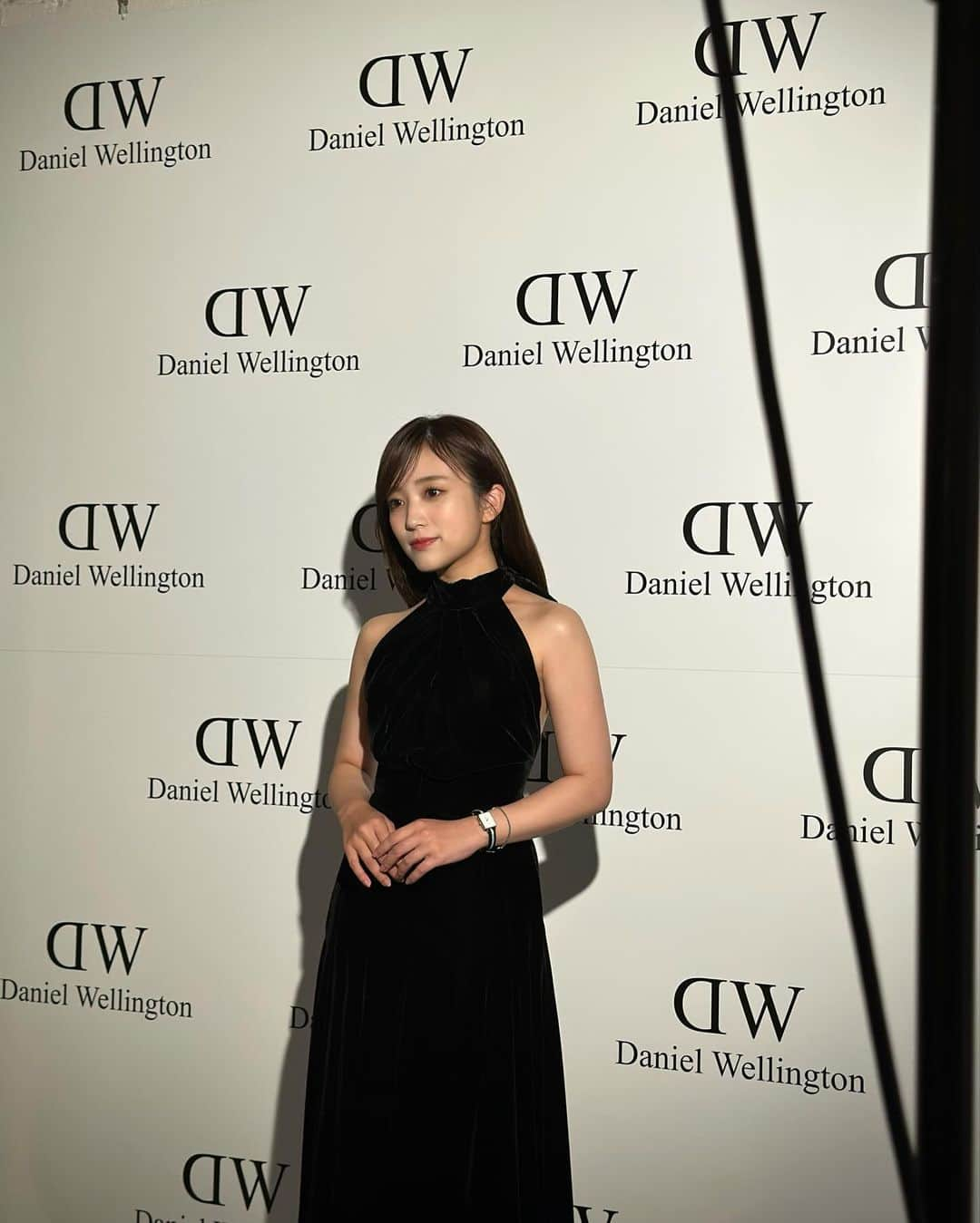 矢吹奈子のインスタグラム：「この度、私がアンバサダーを務めるDanielWellington との限定コラボアイテムが発売になりました！ クールなチャコールカラーで毎日に溶け込みやすくジェンダーレスに使いやすいスタイリッシュなデザイン。 カジュアルにもオフィスにも使えるようなデザインをセレクトしました。 ＠danielwellington から ぜひチェックしてくださいね✨ #PR#danielwellington #danielwellingtonxNako #Holidaygift」