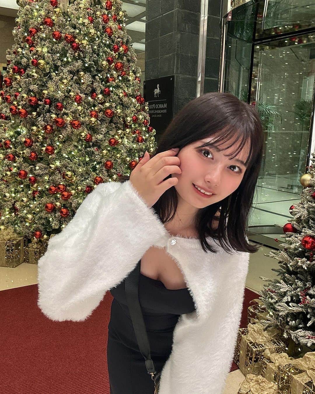 のインスタグラム：「クリスマスツリー増えてきたねー！！！  今日は11月24日（金）から、ドンキホーテ、ローズマリーなどのバラエティ店舗で発売開始したSHEGLAMでメイクしてみたよ！  6000円でフルメイクができちゃうびっくり価格！ 私は、  コンシーラー　sb2203221163264775 ハイライト　sb2302142929958990  がおきにいり！特にハイライトは偏光ラメが超可愛いよ！  お洋服はsz2307258153364676！  ぜひチェックしてねー！！お揃いにしよ！  #メイク紹介 #SHEGLAM #SHEIN #BeAGlamour #ハイライトカラー  #韓国コスメ #女子大生の日常 #クリスマス #イルミネーション #イルミネーションデート #クリスマスマーケット #グラビア」