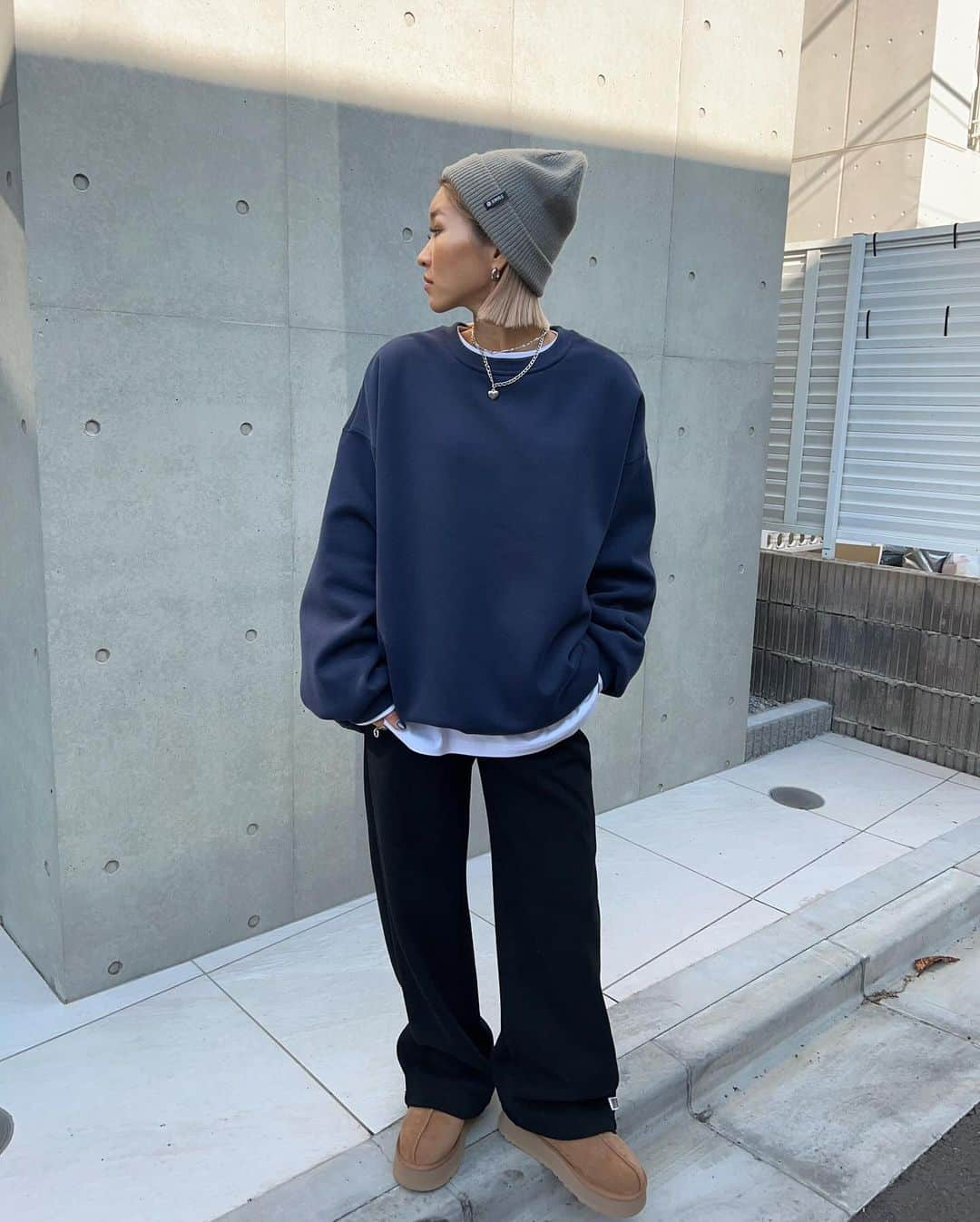 annaのインスタグラム：「.  上下今日発売のアイテム✌️🖤 あ、♡ネックレスも⛓️  パンツは2wayでジョガーにもなるし 裏起毛でもこもこ幸せ🥰  @__segur.__   #冬コーデ#カジュアルコーデ#ストリート系女子#ストリートファッション#大人カジュアルコーデ#オトナカジュアルコーデ#ゆるコーデ#158cmコーデ#骨格ナチュラルコーデ#きょこ#30代ファッション#30代コーデ」