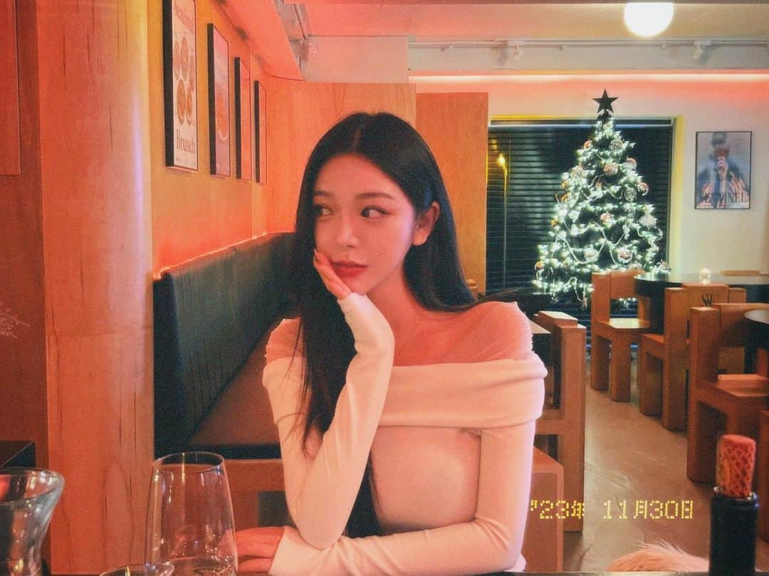 ユビンさんのインスタグラム写真 - (ユビンInstagram)「이제 슬슬 연말 느낌 낭낭 ••🎄🤍」11月30日 20時08分 - u.b1n