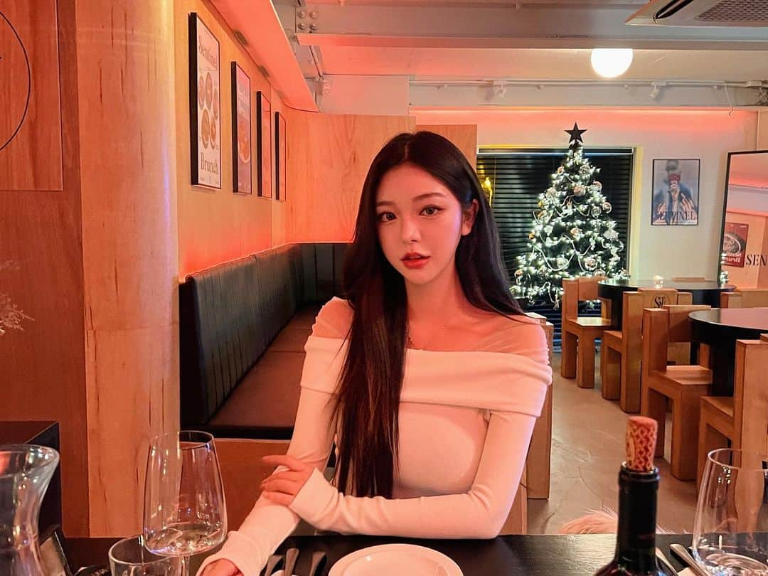 ユビンのインスタグラム：「이제 슬슬 연말 느낌 낭낭 ••🎄🤍」