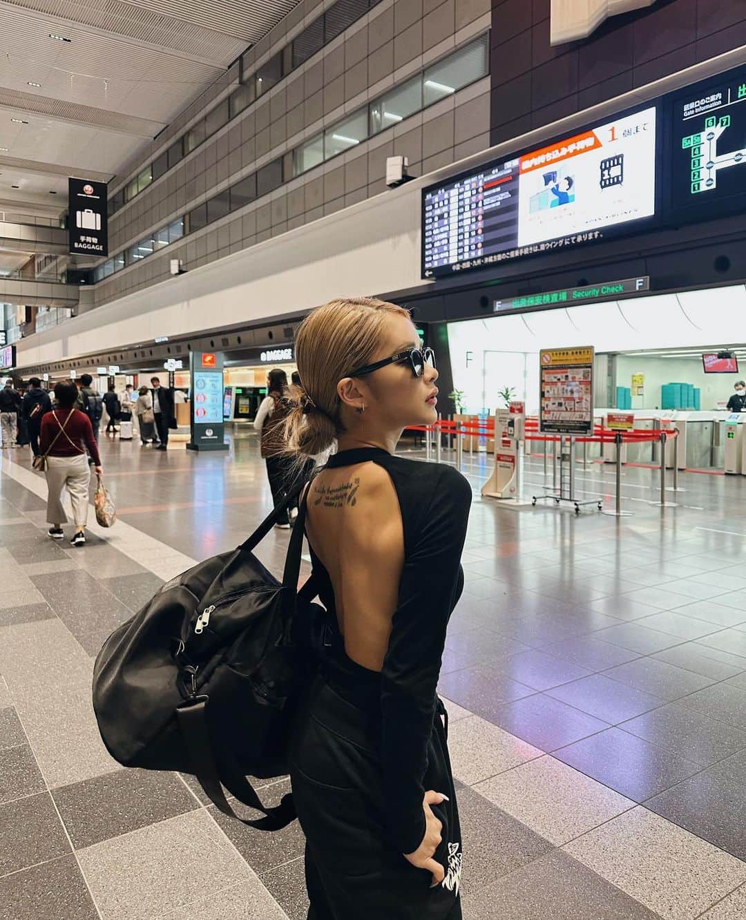 加藤美佳のインスタグラム：「大分から帰宅✈️ 雑誌撮影期間本日をもって終了🖤 来年一月発売のnuts楽しみにしててね🫶 . . #低身長コーデ #低身長」