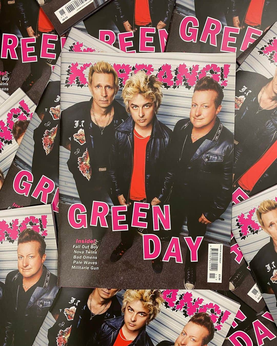 Kerrang!さんのインスタグラム写真 - (Kerrang!Instagram)「Back to save the world again! Green Day hit the cover of Kerrang! magazine for a world-exclusive interview. Get your copy at the link in bio 🔗」11月30日 20時09分 - kerrangmagazine_