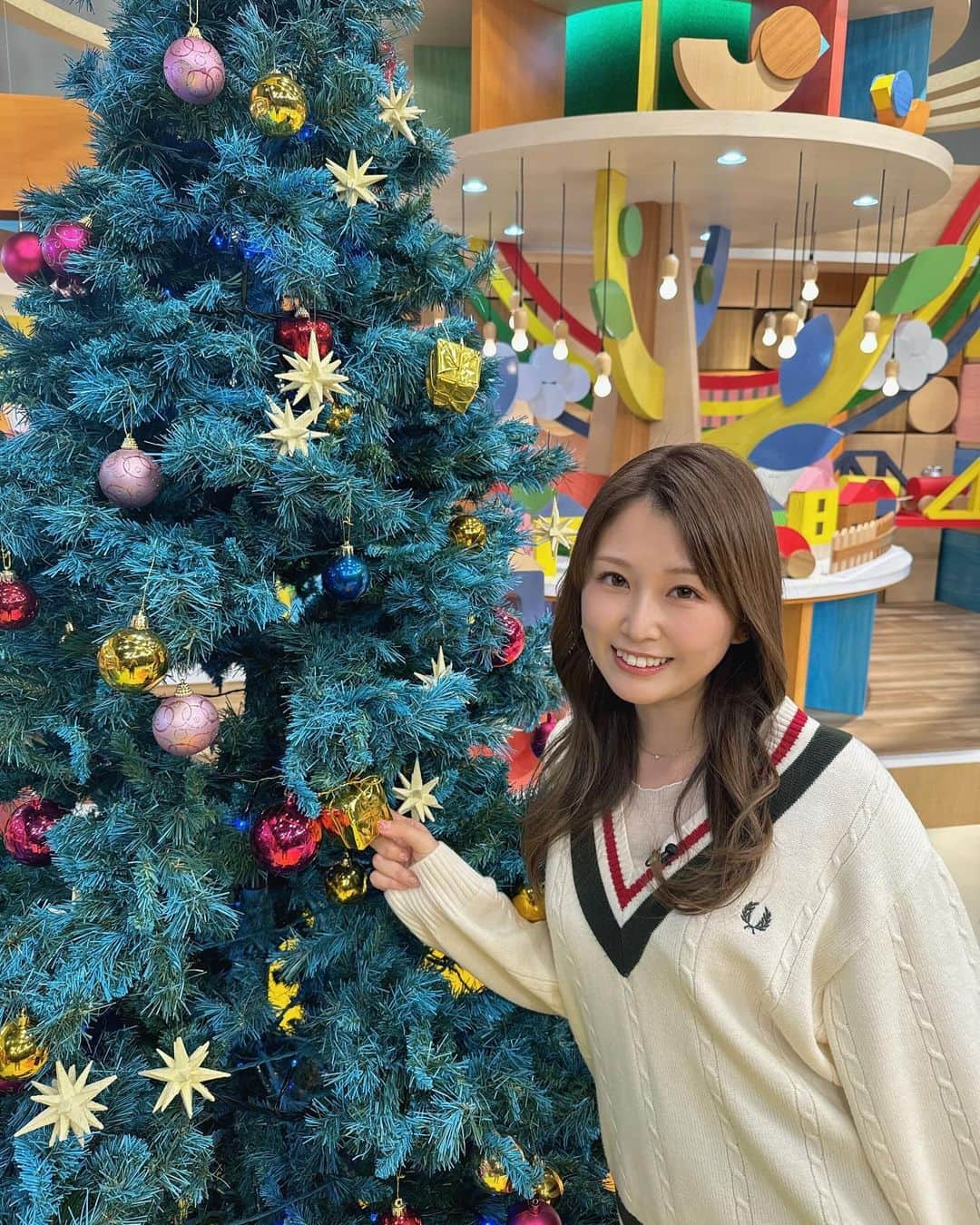 垣内麻里亜さんのインスタグラム写真 - (垣内麻里亜Instagram)「. 早いものでもう11月最終日！！ 時間が過ぎるのはあっという間ですね…  まるごとのスタジオには クリスマスツリーが設置されました🎄❤️  今年も残り1ヶ月、体調に気をつけて 元気に過ごしていきたいですね💪」11月30日 20時10分 - kakiuchi_maria