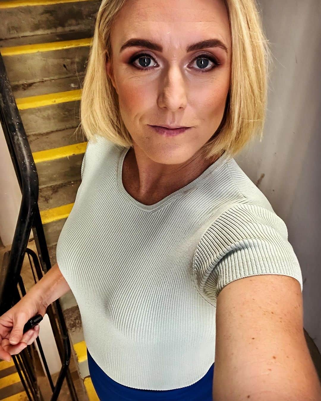 サリー・ピアソンのインスタグラム：「Blue and Green should never be seen.  H&M @nina__stylist  Top @stcloudlabel  @7newsgc」