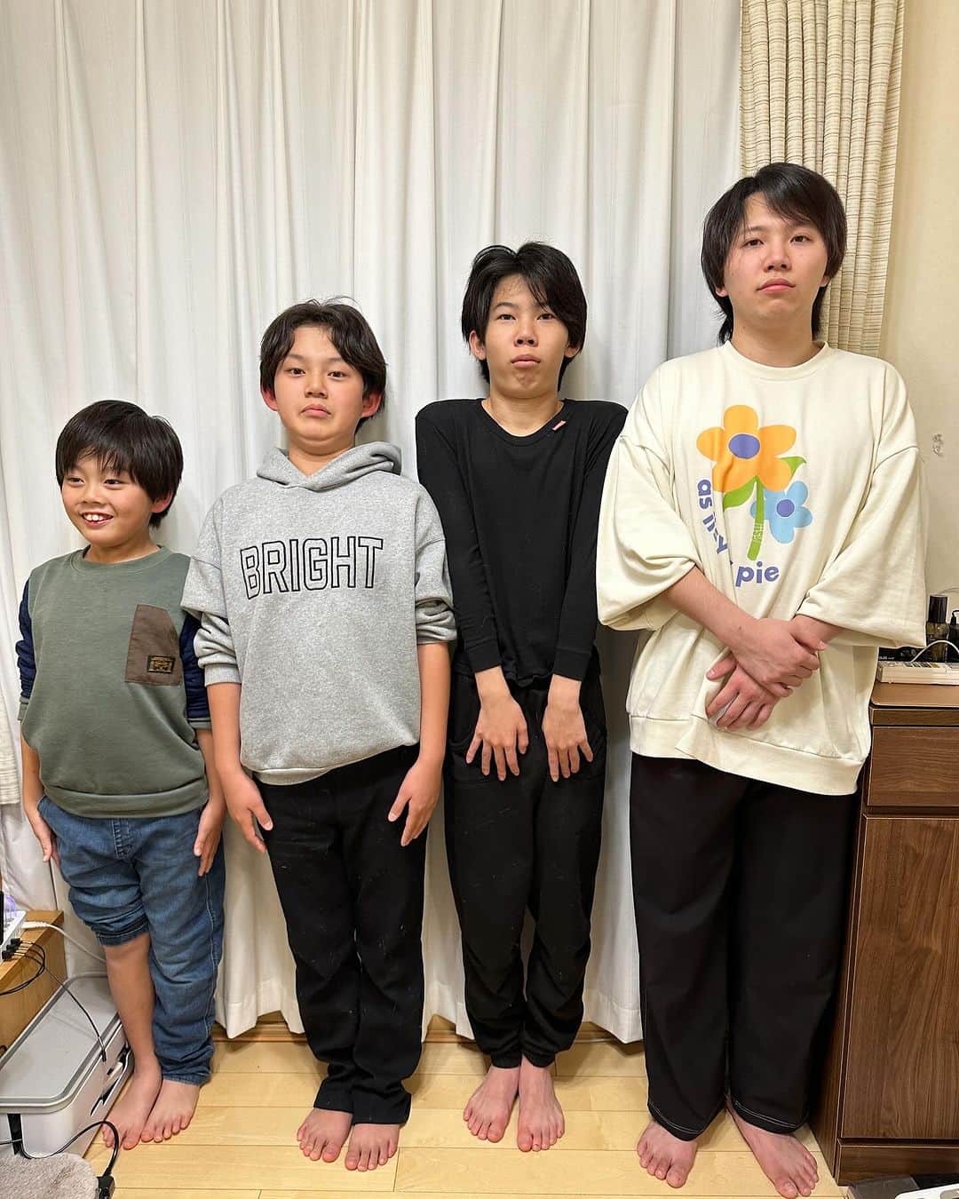 ブラザー4チャンネルのインスタグラム：「みんな集合〜♫ ⁡ 8か月ぶりにbrother4の背比べ！ ⁡ みんな成長してるから 誰が一番大きくなったんだろう…😅 #brother4 #YouTuber #背比べ #8ヶ月の成長」