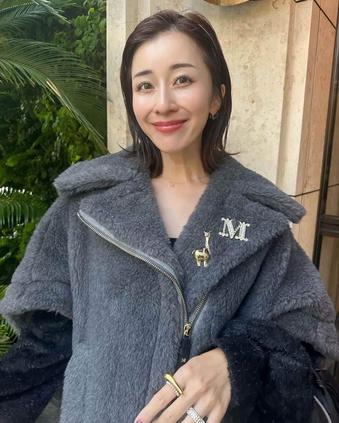 水野佐彩さんのインスタグラム写真 - (水野佐彩Instagram)「・ 眉毛に自信を持てて 前髪を上げたくなった🤍 @alexandredeparis_japan の細カチューシャかわいい😍  最近ライブをするとフォロワーさんが 眉毛についてたくさん褒めてくれてとっても嬉しい☺️ @gouda_artmake にやってもらったよ☺️💕 とってもナチュラルに可愛くしてくれた🫶🏻 こんなに痛くなくて自然な仕上がりなら もっと早くやればよかったよ〜🥺！  気になる方 ぜひ合田さんの症例見てみて♡ ひとりひとりしっかり骨格に合わせてデザインしてくれるし トータルで2時間かからずほぼ無痛で ちょっと寝落ちしたあと← 韓ドラの話してたら 綺麗な眉毛に変身してた🥺✨✨✨ 変に濃くなったり ダウンタイムもなかったので 通常運転しなくちゃいけない時にもできる美容で 最高だと思いました🩵 合田さんありがとうございました😊💕💕  #PR #alexandredeparis #アレクサンドルドゥパリ  #アートメイク #アートメイク合田 #smacartmake #新橋メディカルアートメイク」11月30日 20時16分 - saaya_mizuno