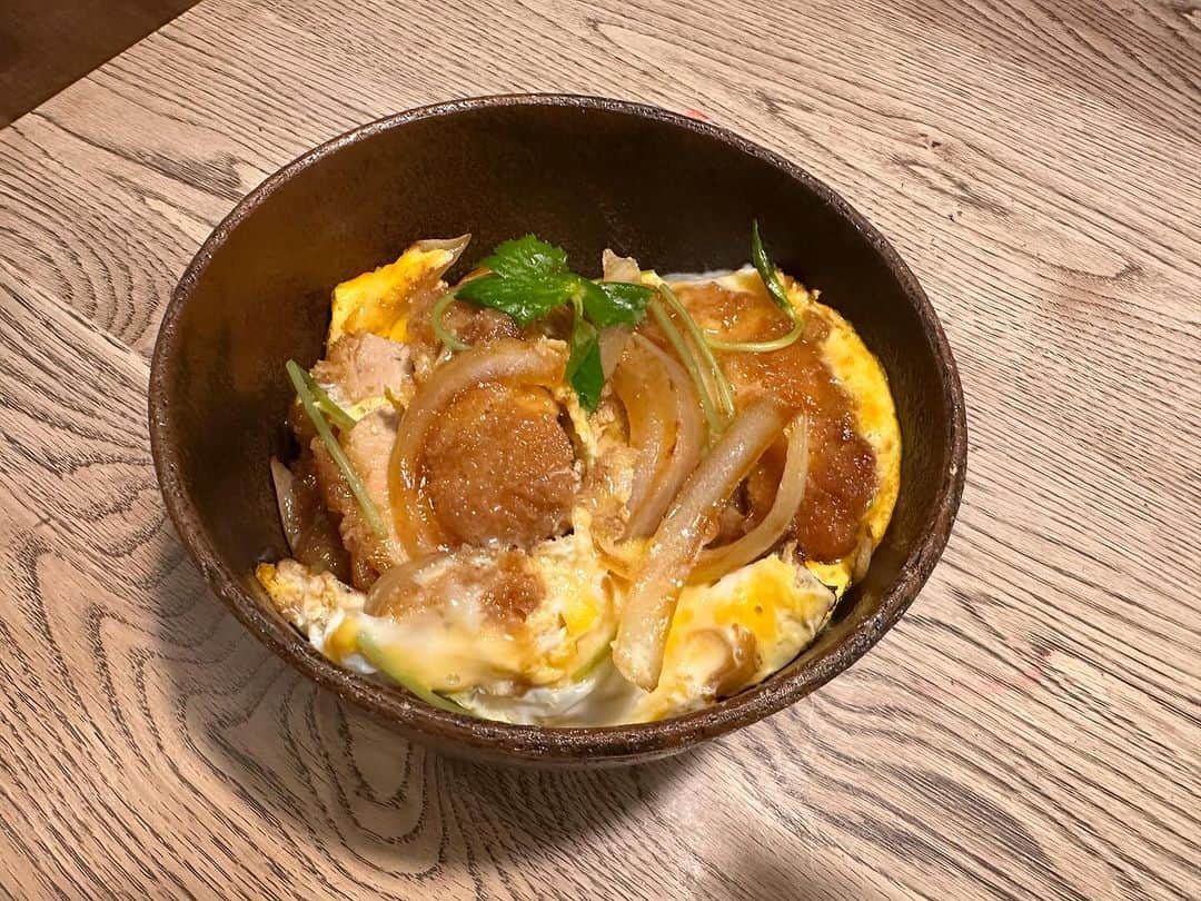 庄司智春さんのインスタグラム写真 - (庄司智春Instagram)「長男に勝つ丼作りました。 頑張ってる姿をいつも見てるから 作りたくなったよ。 私の人生 初めて作ったカツ丼が 息子への勝つ丼になって良かった。」11月30日 20時17分 - tomoharushoji