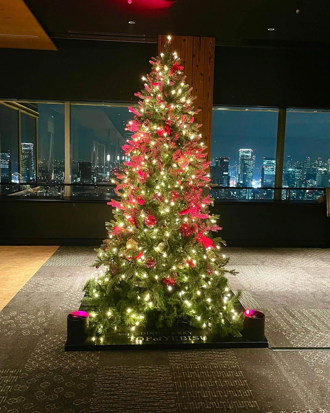 村主章枝のインスタグラム：「I love taking pictures of the Xmas trees 🎄 クリスマスツリー写真を撮るのが、好き🥰」