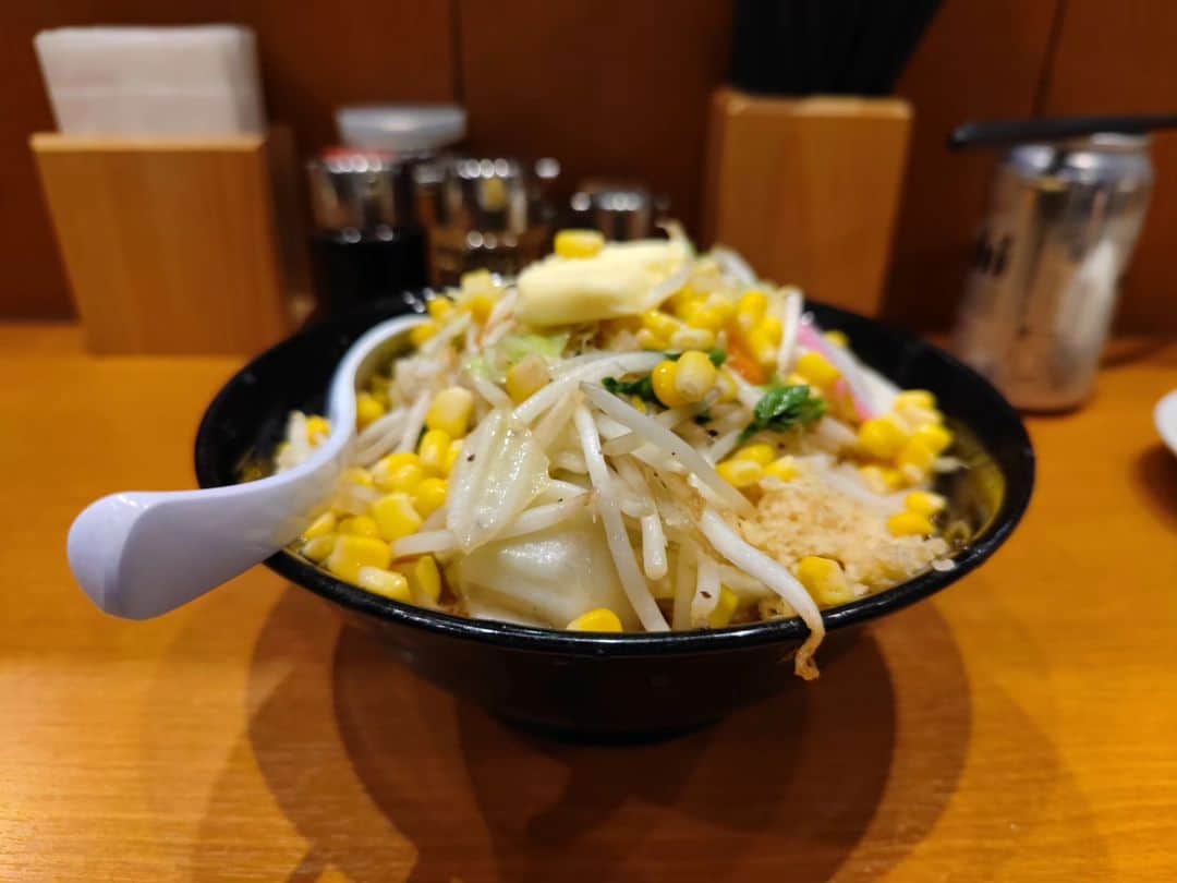 つけMen野郎のインスタグラム：「味噌バターコーンタンメン トナリ タンメンをご所望だった人とトナリへ。味噌バタコーンがあったのでポチ。野菜たっぷりタンメンに味噌バターの暴力性がいい。麺は加水高いのか非常に弾力があって、モチッとした食感でうまい。大きいバターがスープに溶け込み、後半のスープはかなりなバター味でした。」