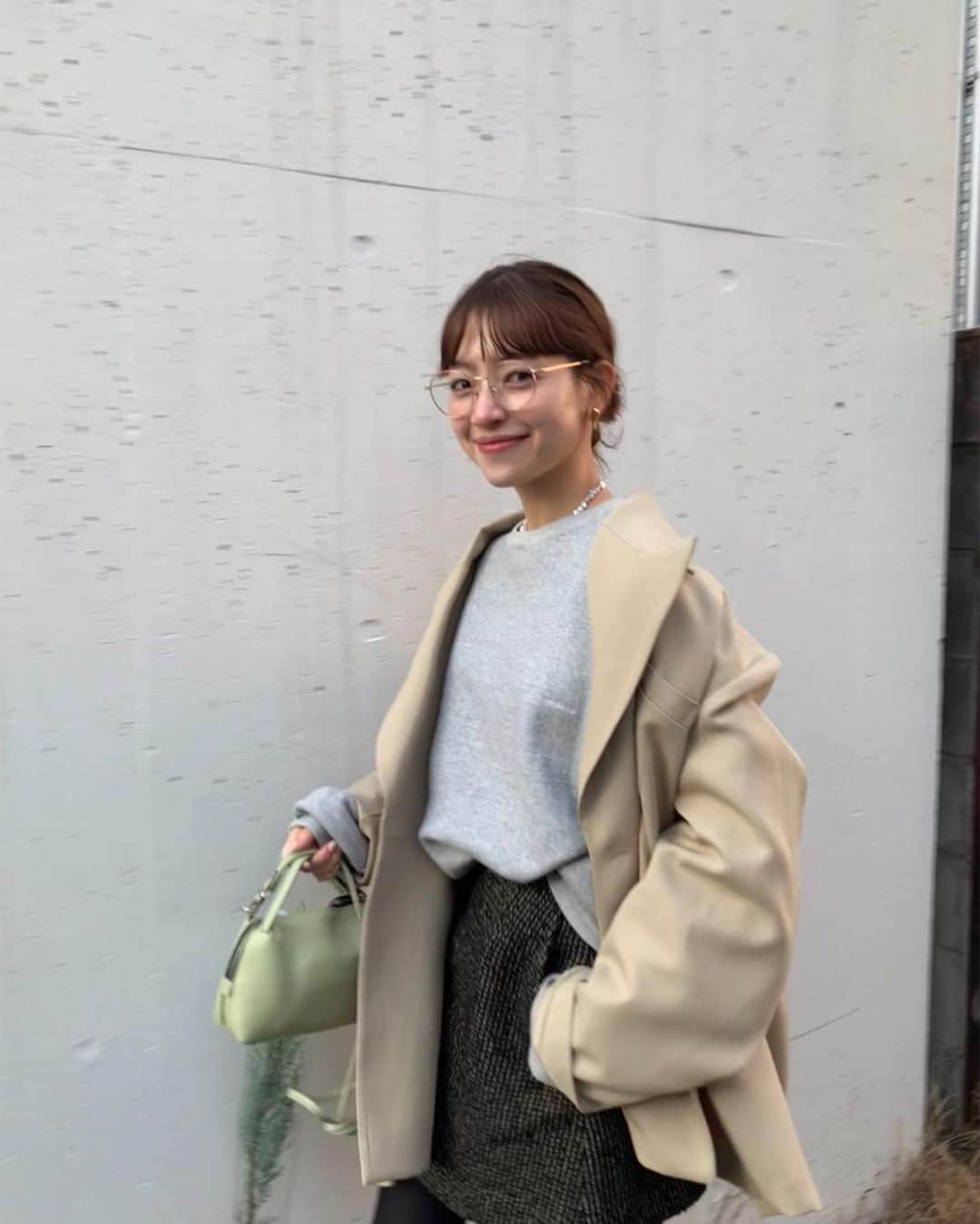 前坂美結さんのインスタグラム写真 - (前坂美結Instagram)「今日もたくさん動いた🩶　 (写真もかなり躍動感🥹)  . 動いて動いて、 最後に食べた白米と味噌汁が染み渡った〜…🤤　 冬だね〜…  . 今日着てたグレーのスウェットは @encircletokyo 🩶 私なりにカジュアルすぎないコーデにしてみた◎   スウェットはゆるっとショートボトムに合わせるのが好き！ ジャケットと合わせても可愛かった♡  12月12日まで横浜そごうでPOP-UPしてるよ🦖  . #今日のコーデ #スウェット #🩶　 #ENCIRCLE #エンサークル  #pr」11月30日 20時18分 - miyumaesaka