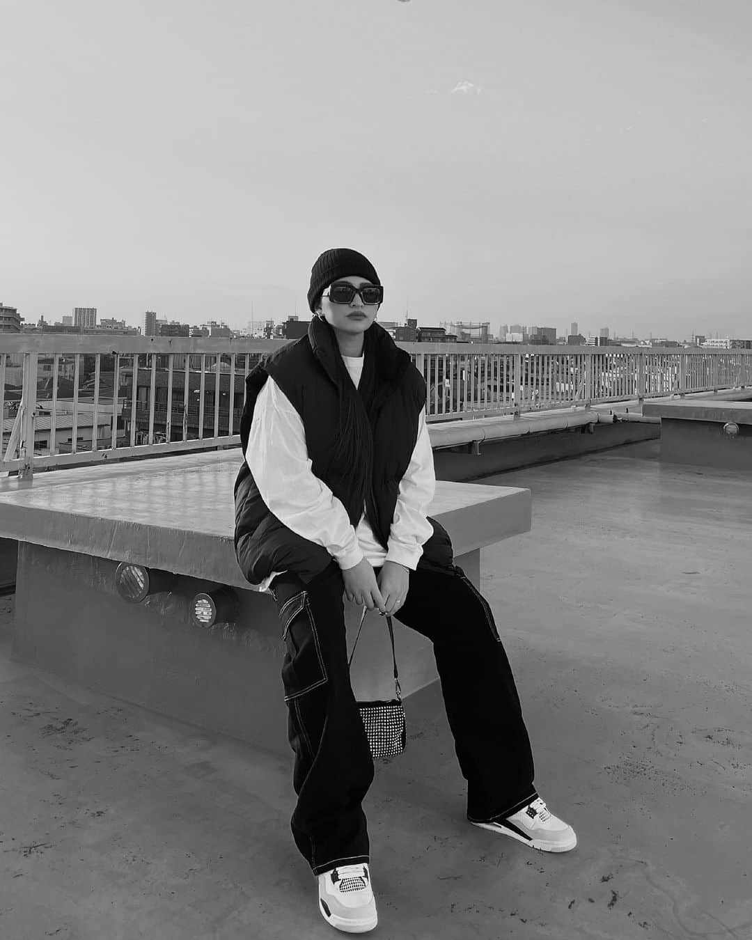 aki_ingkのインスタグラム：「. 静電気女には冬は辛過ぎる🥶🥶🥶  何触るにも恐怖🫨 誰か静電気女解放技教えてください😶‍🌫️ . . . . . #モノトーンコーデ#ストリートコーデ #スニーカー女子#スニーカーコーデ#海外ファッション」