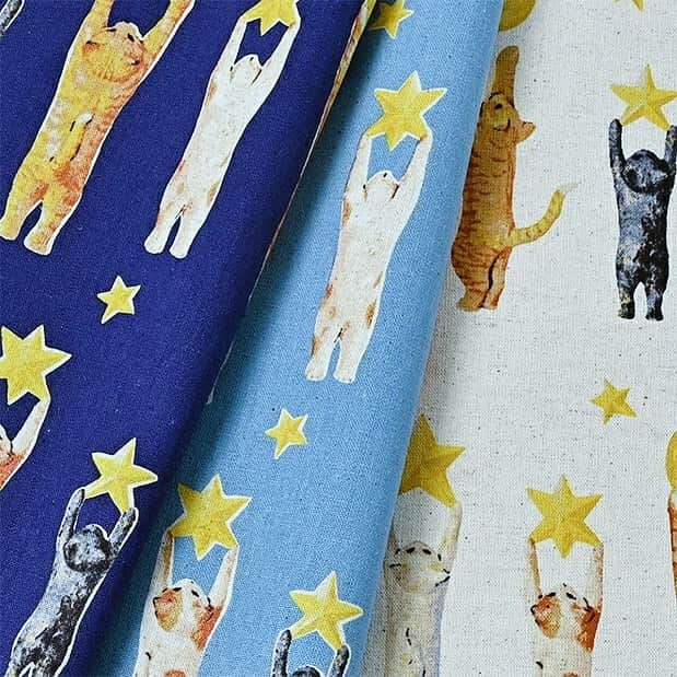 花房さくらのインスタグラム：「【ネコノテキスタイル】 ② 「夜まで待てない」 その猫たちは夜が好きでした。 なぜなら、大好きな飼い主が帰ってくるのが夜だったからです。 ある日、猫たちはいいことを思い付きました。 「空に星を飾ったら、きっと夜になるはず！」  －－－－－－－－－－ 彫刻作品が布地になって登場です。 「ネコノテキスタイル」で検索していただけると販売先がいっぱい出てきます！  #布地販売  #kokkafabric #コッカファブリック  #ネコノテキスタイル  #cat #sculpture #hanafusasakura」