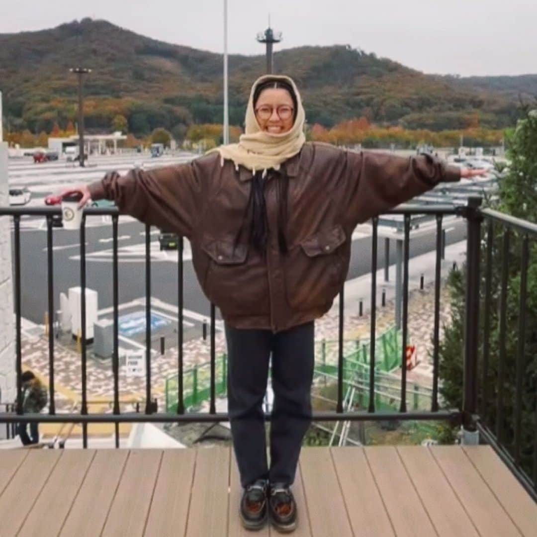 Rioのインスタグラム：「11月最後の思い出は那須🐄🌿🫶🏾 ⁡ 去年の春からLesson スタートした @def_studio_dd の発表会にて、Guest Number 出展させて頂きました !  Mia+Rioでも踊れて超ハッピーです🥲🌟 ⁡ @aaaaaaaaaaika ちゃん、昔から本当にありがとう♡ ⁡ 今年 地方でのNumber出展を鳥取,栃木と、2ヶ所でやらせて頂き、本当に距離は関係ないのだと改めて感じました🪢🫱🏽‍🫲🏾🫰🏾 みんなの本気を感じて 感動した 本当にありがとう🥺❤️‍🔥 ⁡ 終わってホッとした気持ちと、終わってしまった寂しさと…色んな気持ちになっていますが、また次を楽しみに精進します ! 🪩 ⁡ 続けていたら出逢える 胸熱展開多めな11月でした❤️‍🔥 #tems #freemind #smino #glassflows #music #dance #femaledancer #hiphop #04 #rioflake0107」