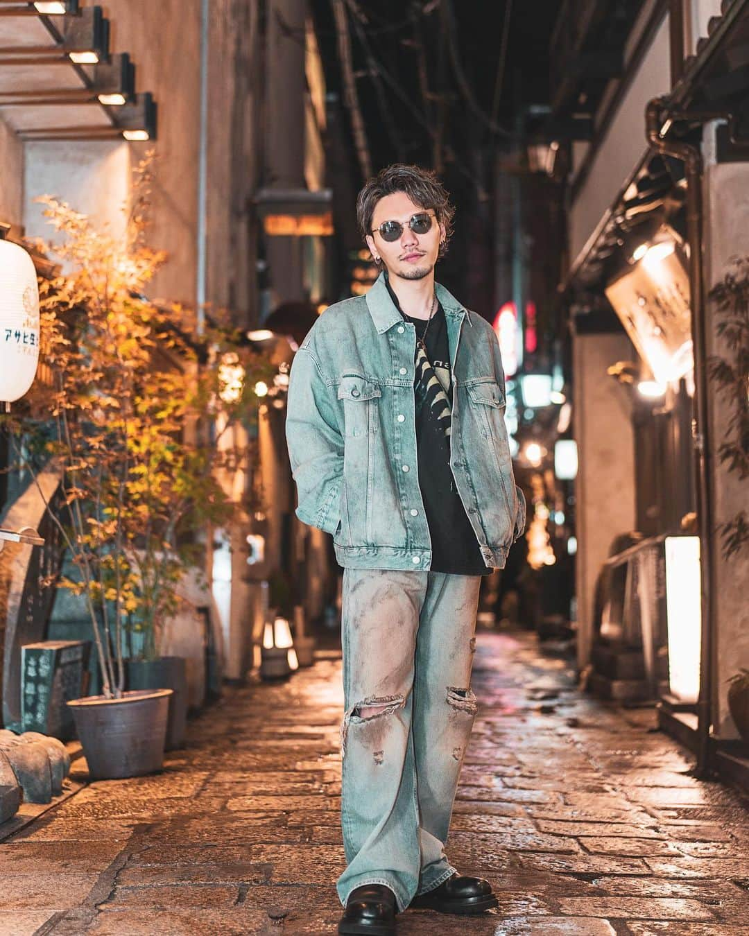 出井直助のインスタグラム：「. 🔵 Denim Setup  Outfit 🔵  アクネのデニムセットアップ👖😎  ⚫︎setup : #acnestudios ⚫︎tee :  #vintage ⚫︎boots : #newbottega ⚫︎silver : #goros  #メンズヘア #メンズショート #かきあげヘア #耳かけヘア #メンズセンターパート #古着 #ゴローズ #gorós」