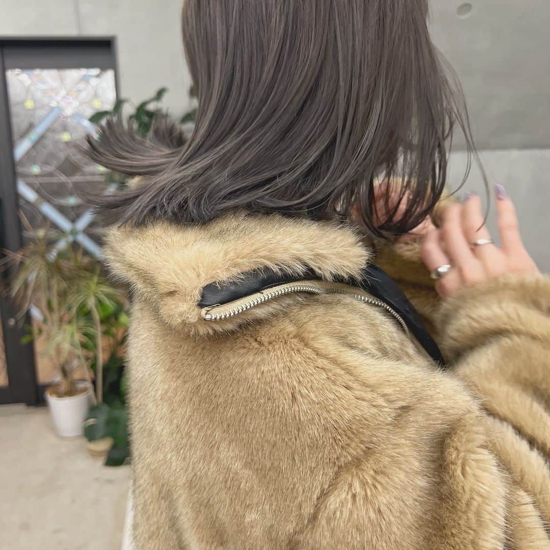 兼井遼のインスタグラム：「オリーブグレージュ＊  柔らかくほつれるヘア😌  ツヤのある 暗くても透明のある カラーならお任せください☺️  11月12月のご予約も まだまだお取りできます🙇🏻  ご質問などは コメントにてお問い合わせください！😌  #ケアカラー  #ヘアアレンジ  #ケアダブルカラー  #巻き方  #髪質改善カラー  #イルミナカラー  #ミルクティーベージュ #グレージュ  #ケアブリーチ  #ハイライトカラー  #ハイトーンカラー  #ブリーチ  #ダブルカラー   #インナーカラー  #オリーブアッシュ  #グラデーションカラー  #グレージュカラー  #ツヤトーン  #パーマ  #艶髪  #外国人風  #髪質改善トリートメント  #くびれヘア  #シースルーバング  #髪質改善  #ラベンダーグレージュ  #オリーブグレージュ  #トリートメント  #ヘアアクセサリー　#インナーハイライト」