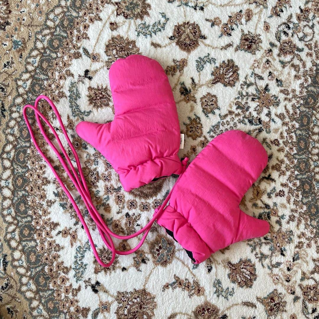 きのこさんのインスタグラム写真 - (きのこInstagram)「差し色はピンク🦩→  差し色の質問、ストーリーで皆さんお答えいただき、ありがとうございました!!  正解はピンクでした☺︎  冬はピンクを纏いたくなるわたし。 去年の今頃もピンクの手袋と靴下を買って、いそいそと外へ出ていました。  が、今年もピンクを新調。 トップスはもちろん、主役にもなる @miffew_official のミトンを @piu_magazine さんで!!  カラーバリエーション合って悩んだけどやっぱりピンクやわ！とピンク。  ネイビーとピンクの合わせが大好きなので色々試していきたいところです。  #PR #piu_magazine #piudiaranciato @piu_magazine」11月30日 20時24分 - kinoooooooko3