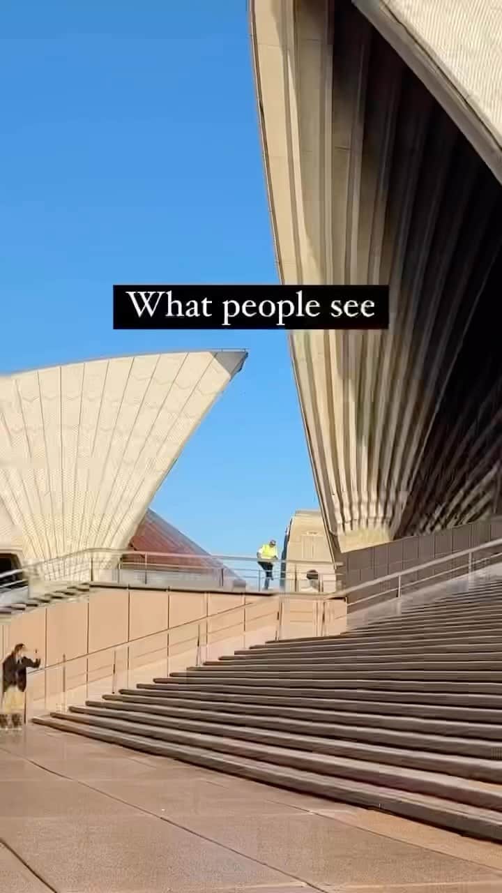 Awesome Wonderful Natureのインスタグラム：「Reels trick by @travelwithadrien @reepetite  How awesome is this? 😍😍🙌🏼🙌🏼  Would you try this? Tag your friends!!! . 📹 ✨@travelwithadrien✨ 👧🏻 ✨@reepetite✨ 📍Opera House, Sydney - Australia 🇦🇺   #nature #place #natgeo #discover #earth #instagood #earthpix #sunset #wonderful #photography #travels #travel #geography #artofvisuals #vacation #tlpicks #wanderlust」