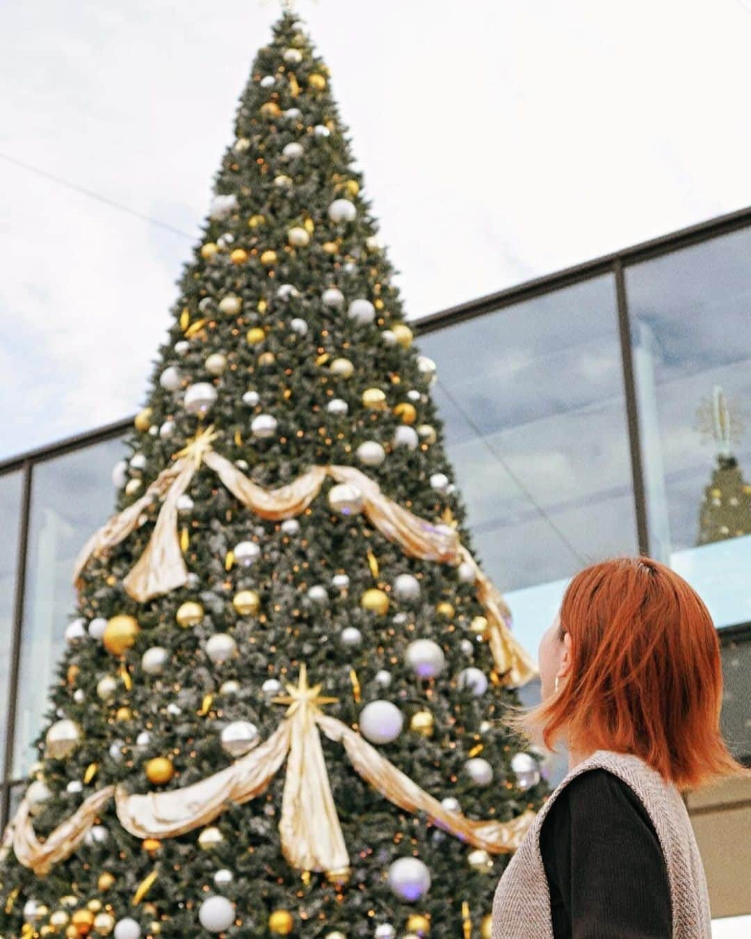 巴山萌菜さんのインスタグラム写真 - (巴山萌菜Instagram)「今日から12月ですね🎄°・*:.。.☆ あっという間に今年が終わるので、思い出を振り返っていきたい😌  大好きなスカイツリーのクリスマスマーケット行ってきたんだけど..ブーツのマグが可愛すぎて即購入🎁🎅♡  スカイツリーのツリーと今年は写真撮れました🥰 今月もよろしくお願いします✨️ 最近インスタ楽しい𐂂⋆*𖡫  Q)クリスマスはどこに行く？  #スカイツリー #クリスマスマーケット #長靴マグ #マグカップ  #クリスマスツリー #イルミネーション」12月1日 18時00分 - mona_tomoyama