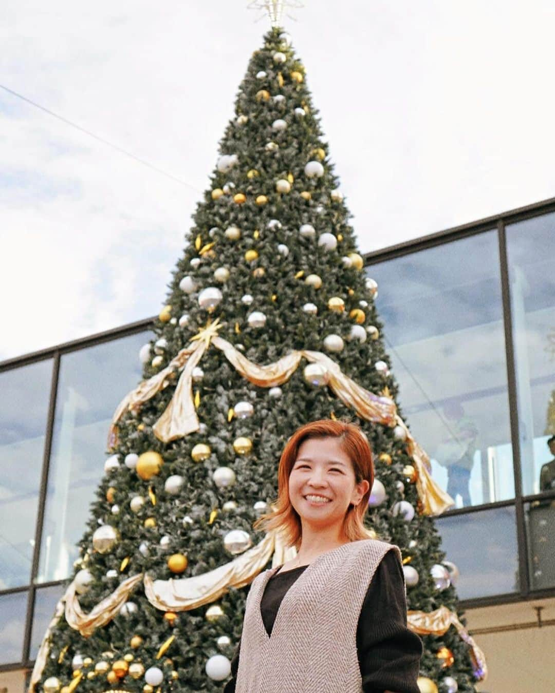 巴山萌菜さんのインスタグラム写真 - (巴山萌菜Instagram)「今日から12月ですね🎄°・*:.。.☆ あっという間に今年が終わるので、思い出を振り返っていきたい😌  大好きなスカイツリーのクリスマスマーケット行ってきたんだけど..ブーツのマグが可愛すぎて即購入🎁🎅♡  スカイツリーのツリーと今年は写真撮れました🥰 今月もよろしくお願いします✨️ 最近インスタ楽しい𐂂⋆*𖡫  Q)クリスマスはどこに行く？  #スカイツリー #クリスマスマーケット #長靴マグ #マグカップ  #クリスマスツリー #イルミネーション」12月1日 18時00分 - mona_tomoyama