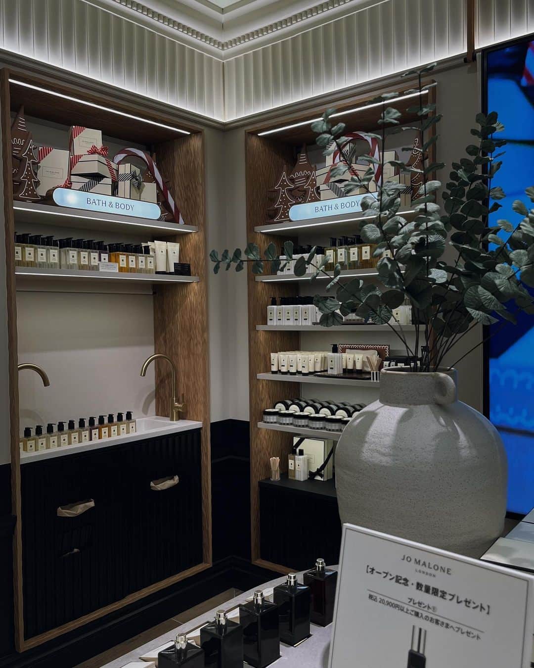 杉本美穂さんのインスタグラム写真 - (杉本美穂Instagram)「@jomalonelondon 🥀 ジョーマローンロンドン代官山フォレストゲートでopen前イベントにご招待していただきお邪魔してきました🩶🖤  和をモチーフにした店内が、他のジョーマローンの店舗と違って素敵だったよ🌿 期間限定でシーリング体験ができたりするっぽい！ 2023年12月１日からopenだから是非行ってみてね🪽  #jomalonelondon  #ジョーマローンロンドン  #ジョーマローンロンドン代官山 #フォレストゲート代官山  #forestgatedaikanyama  #uniquelyyours  #pr」11月30日 20時26分 - sgmt_miho